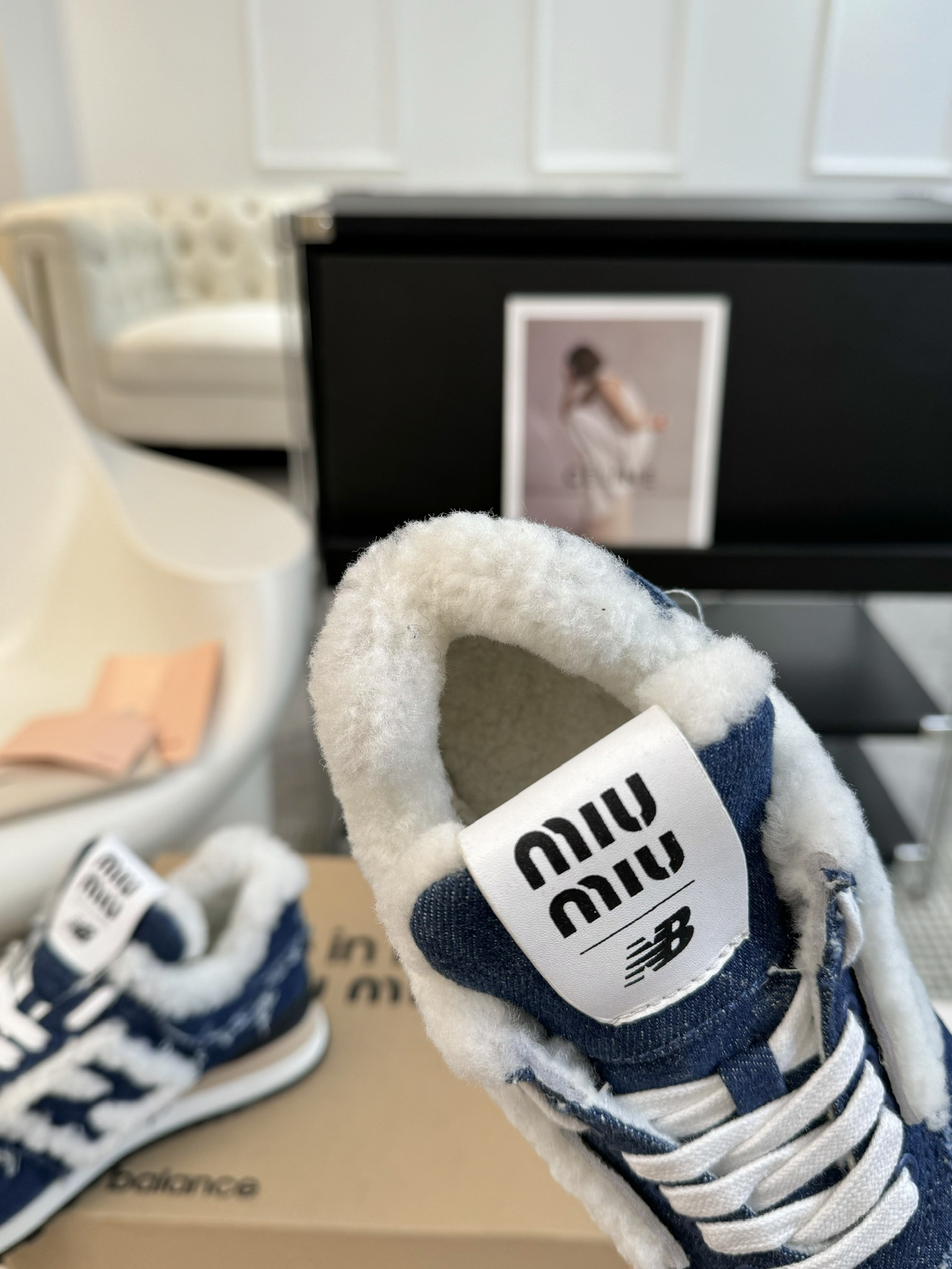 布MiuMiu️NewBalance574联名系列各大品牌都热衷于跨界联名缪缪这次联名诚意满满非常有亮点