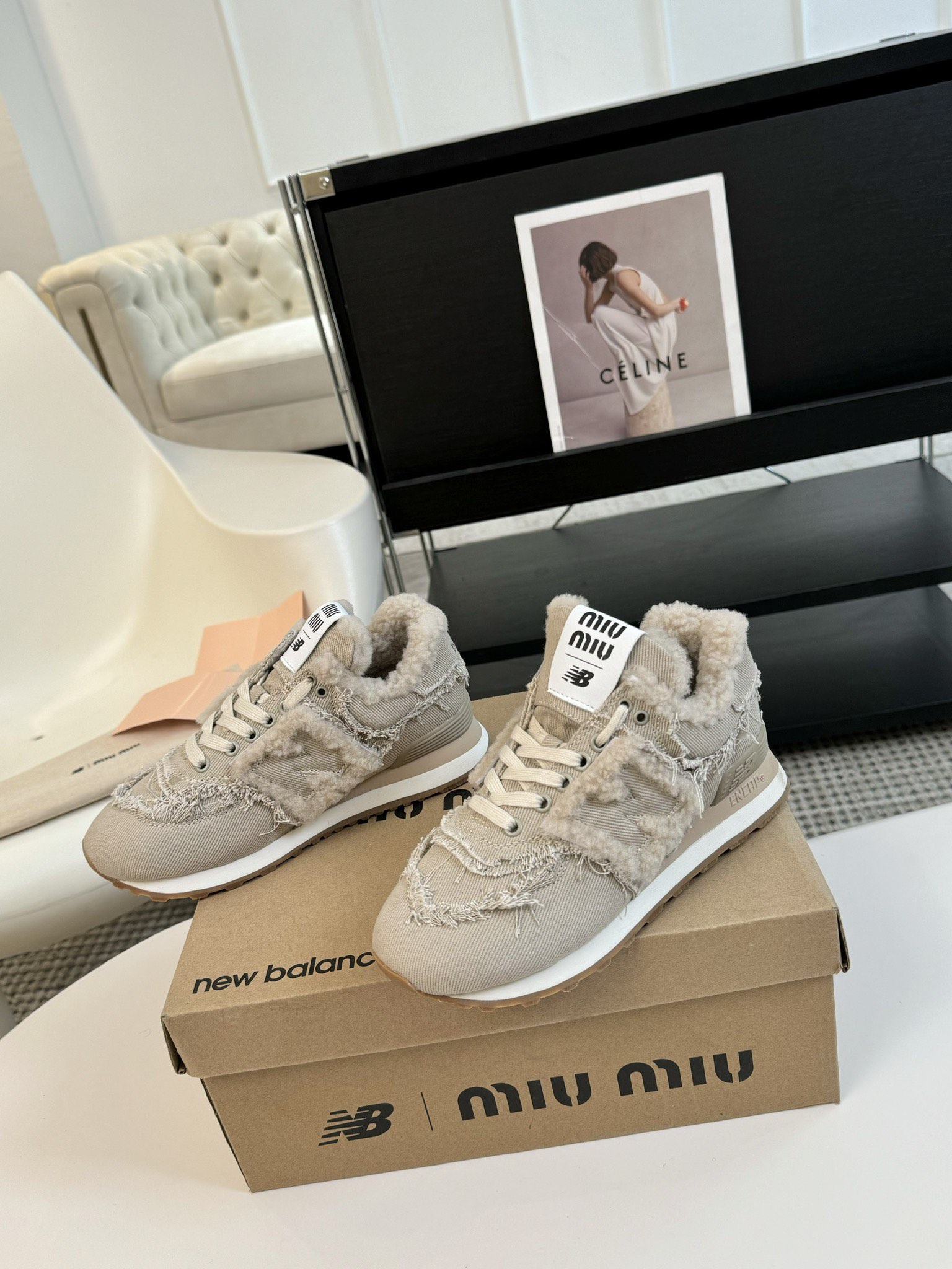 布MiuMiu️NewBalance574联名系列各大品牌都热衷于跨界联名缪缪这次联名诚意满满非常有亮点