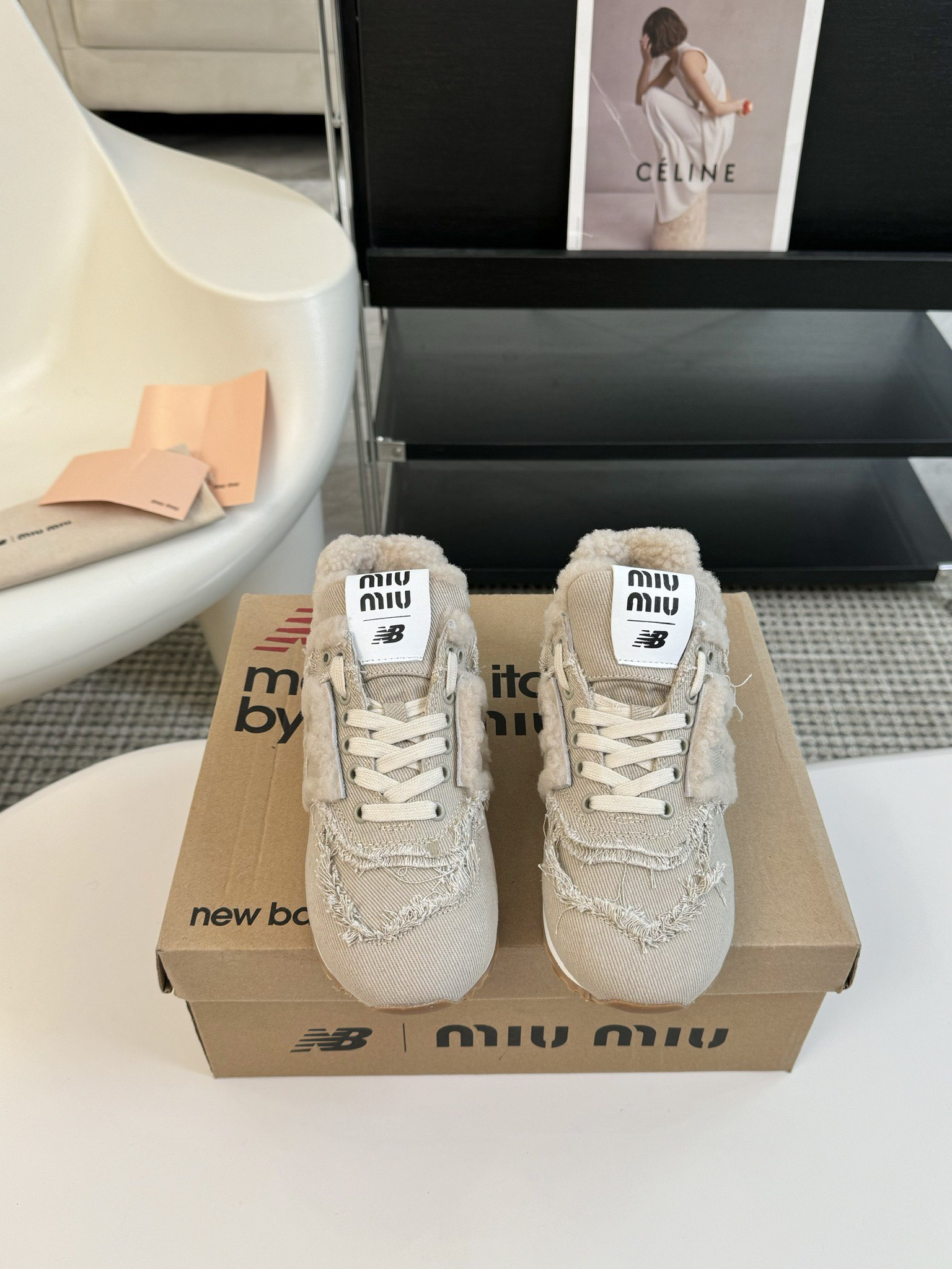 布MiuMiu️NewBalance574联名系列各大品牌都热衷于跨界联名缪缪这次联名诚意满满非常有亮点