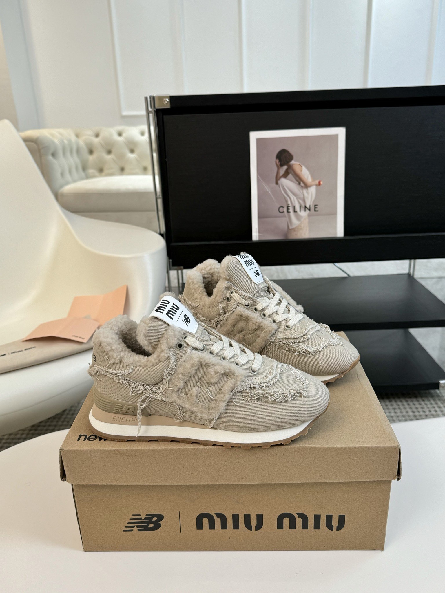 布MiuMiu️NewBalance574联名系列各大品牌都热衷于跨界联名缪缪这次联名诚意满满非常有亮点