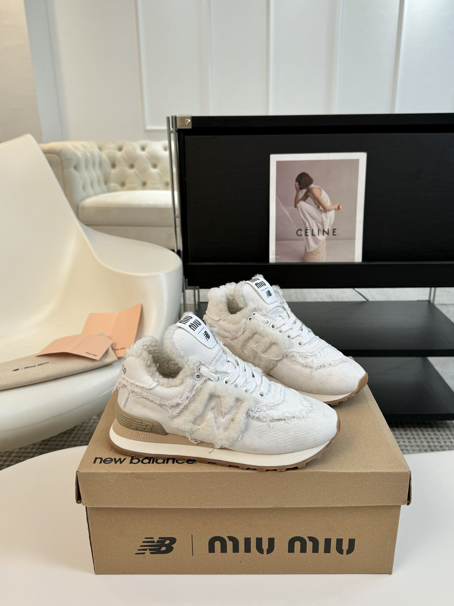 布MiuMiu️NewBalance574联名系列各大品牌都热衷于跨界联名缪缪这次联名诚意满满非常有亮点