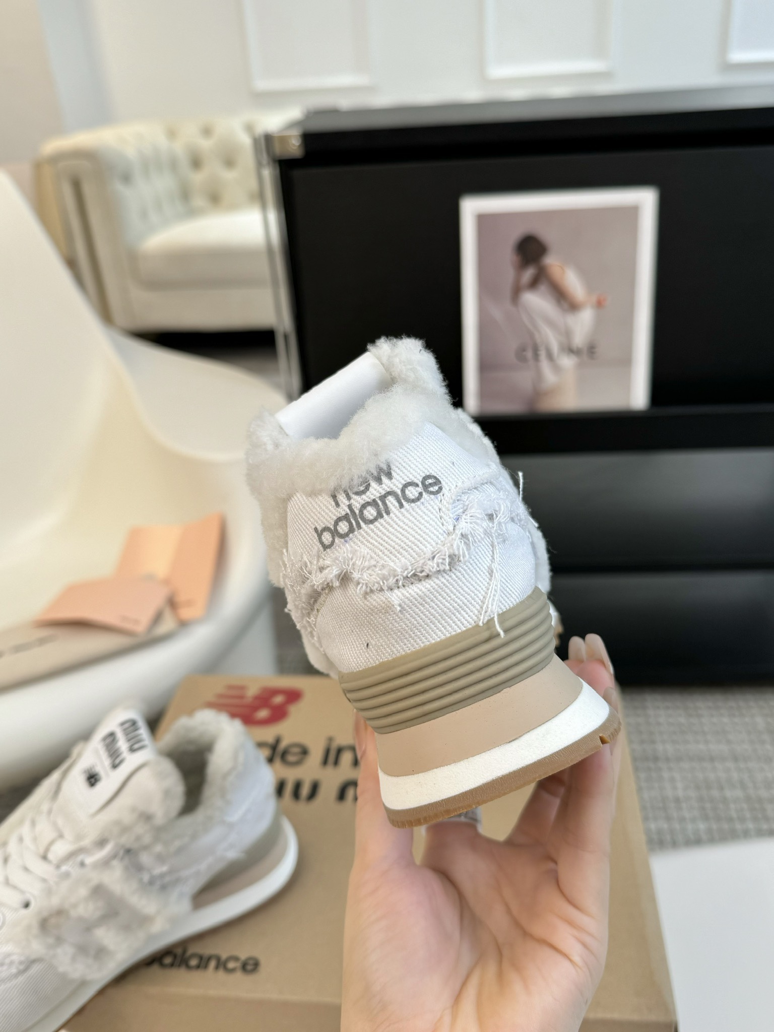 布MiuMiu️NewBalance574联名系列各大品牌都热衷于跨界联名缪缪这次联名诚意满满非常有亮点