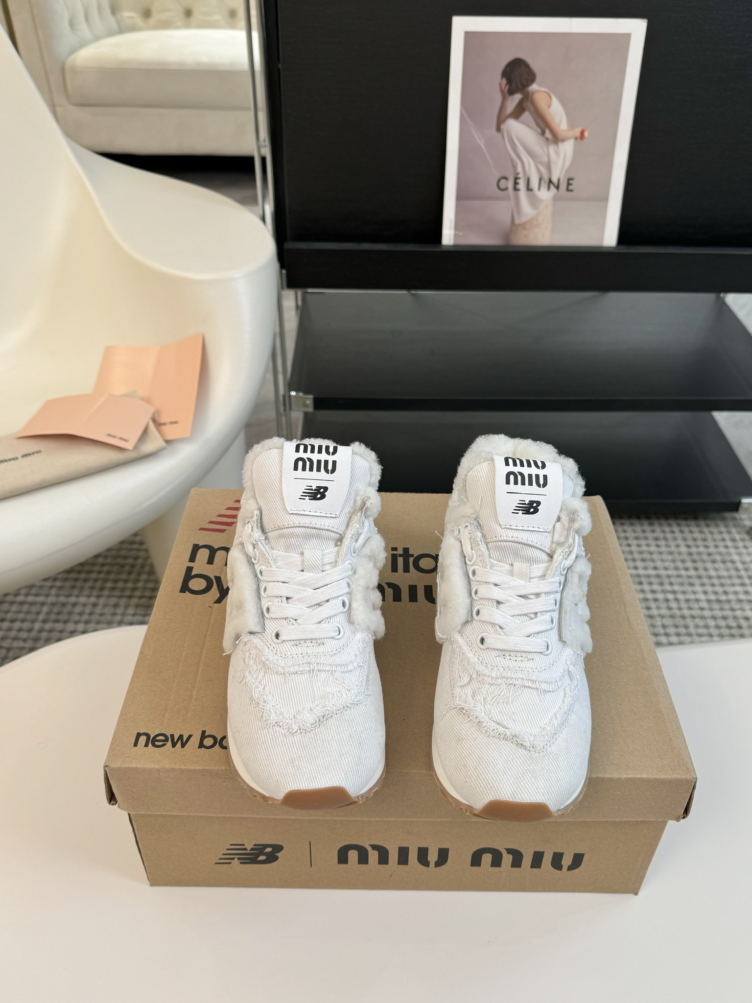 布MiuMiu️NewBalance574联名系列各大品牌都热衷于跨界联名缪缪这次联名诚意满满非常有亮点