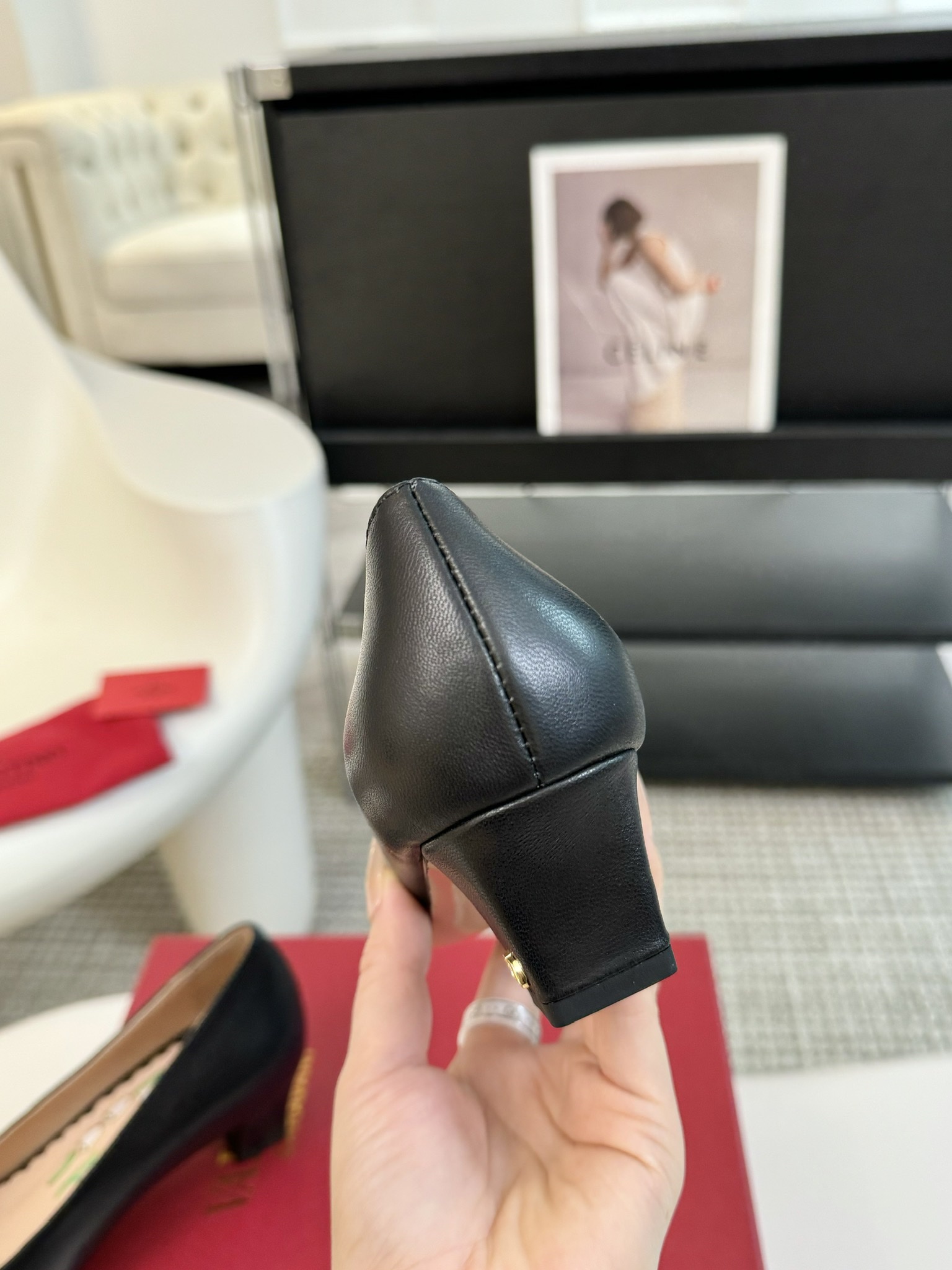 Valentino/华伦天奴25ss早春新品蝴蝶结单鞋高辨识度的个人风格靠拢立体镂空蝴蝶结装饰灵动又温柔