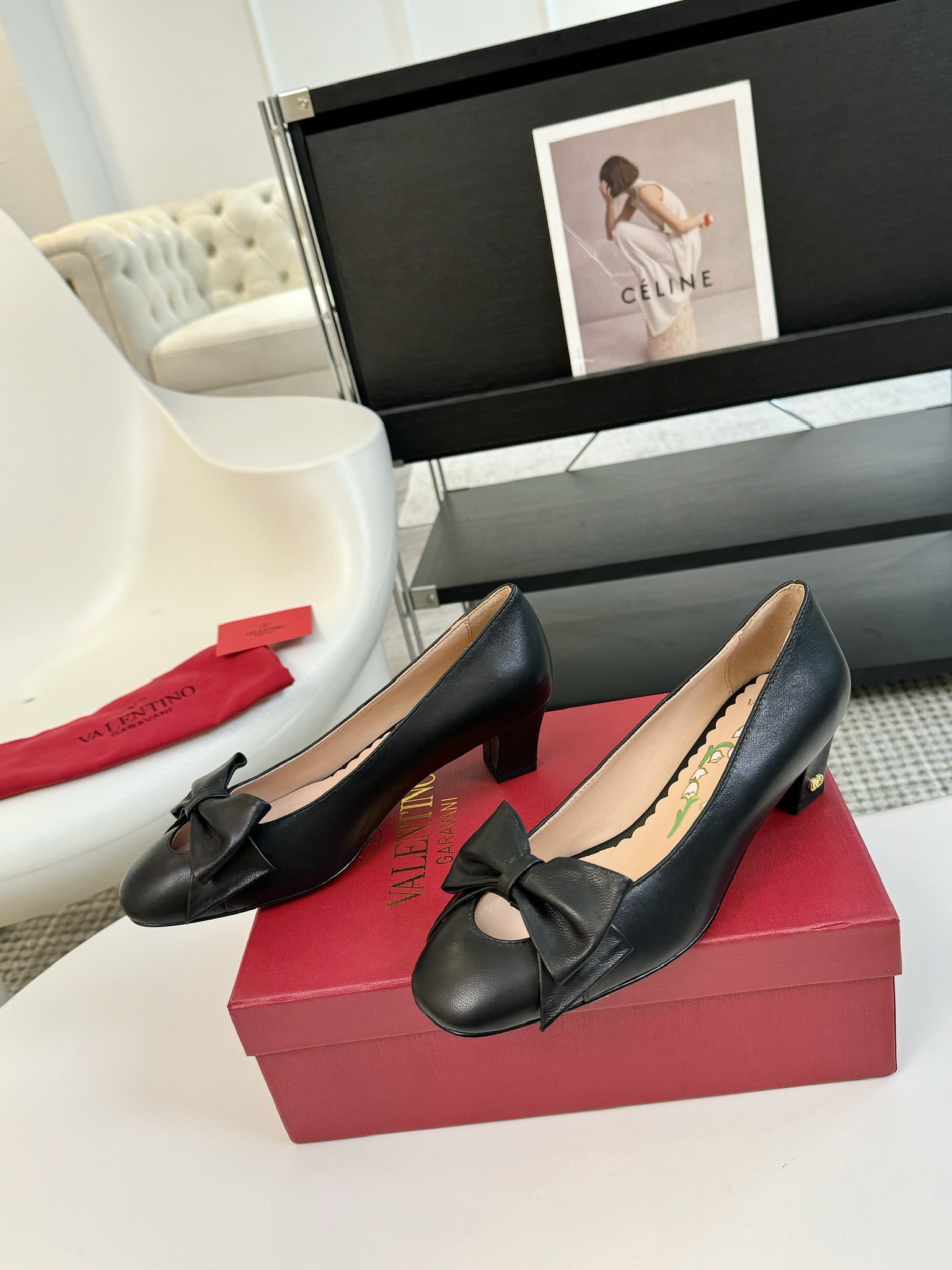 Valentino/华伦天奴25ss早春新品蝴蝶结单鞋高辨识度的个人风格靠拢立体镂空蝴蝶结装饰灵动又温柔