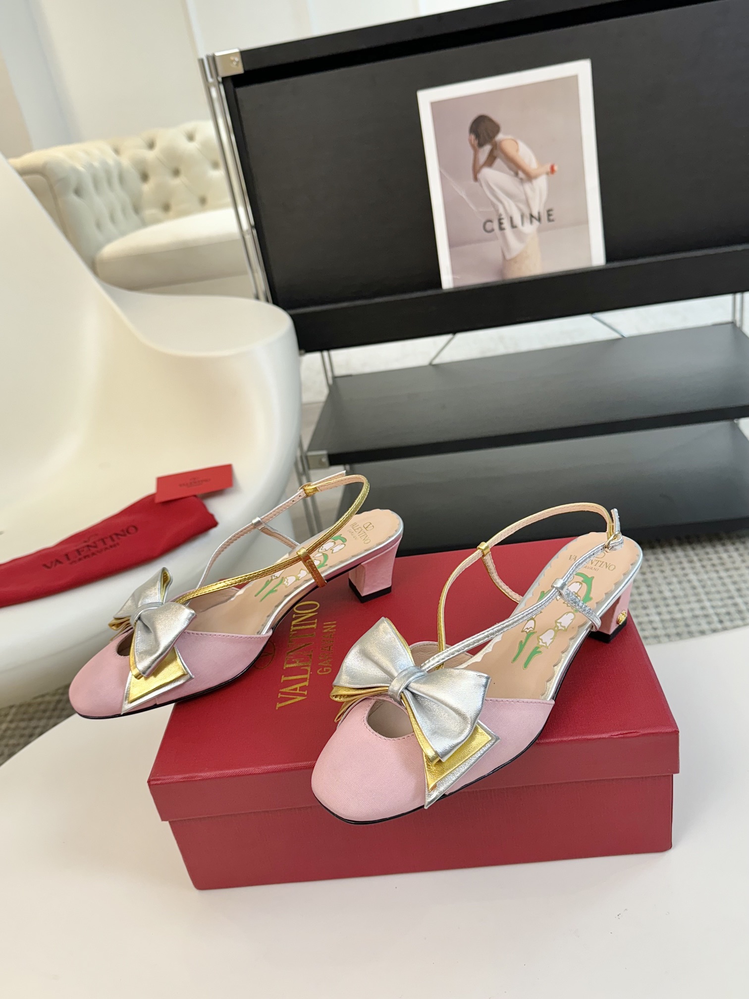 Valentino/华伦天奴25ss早春新品蝴蝶结凉鞋高辨识度的个人风格靠拢立体镂空蝴蝶结装饰灵动又温柔