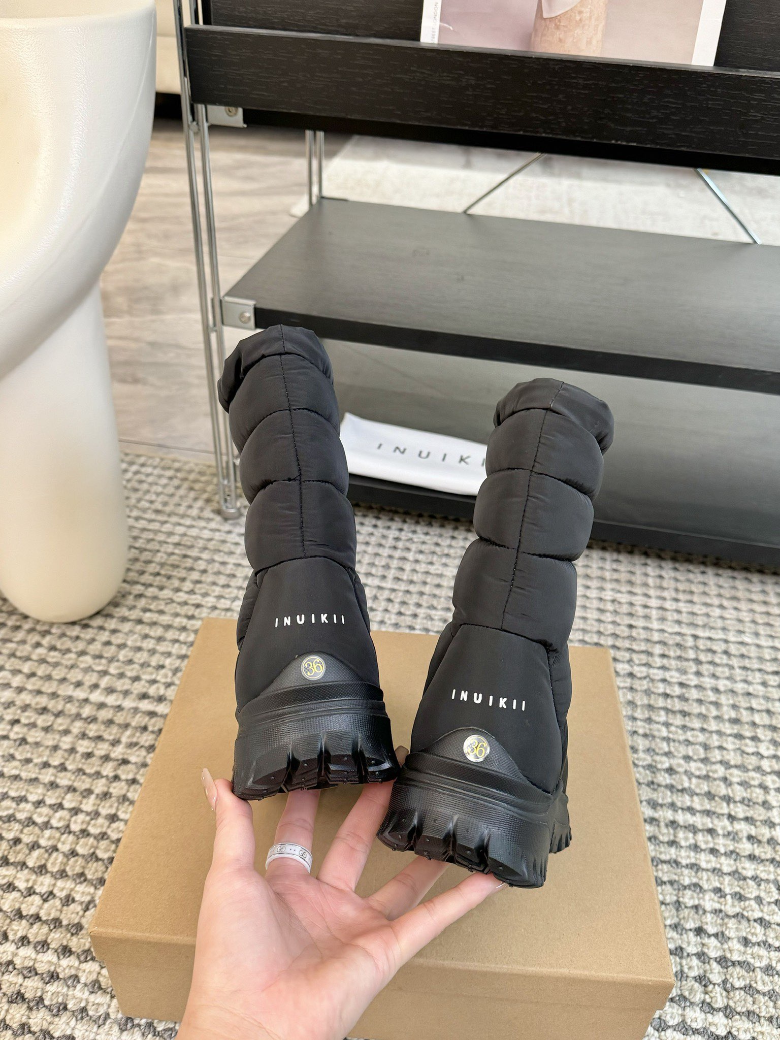 INUIKII雪地靴.鞋面采用进口防水光泽细腻柔软的面料不仅增加舒适度且兼具保暖效果！鞋面采用原版防水加
