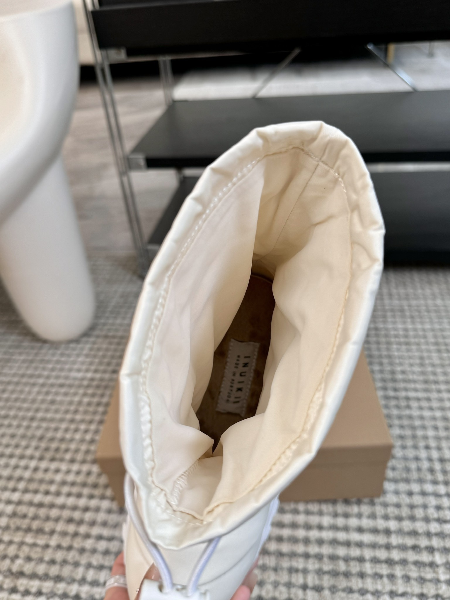INUIKII雪地靴.鞋面采用进口防水光泽细腻柔软的面料不仅增加舒适度且兼具保暖效果！鞋面采用原版防水加