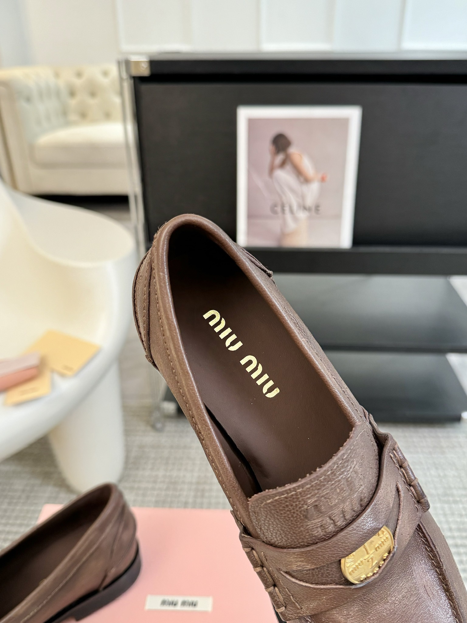 MiuMiu2025新品走秀款金币乐福Miu女孩们的新色乐福来啦！今年秋冬的复古做旧的新色复古棕色和黑色