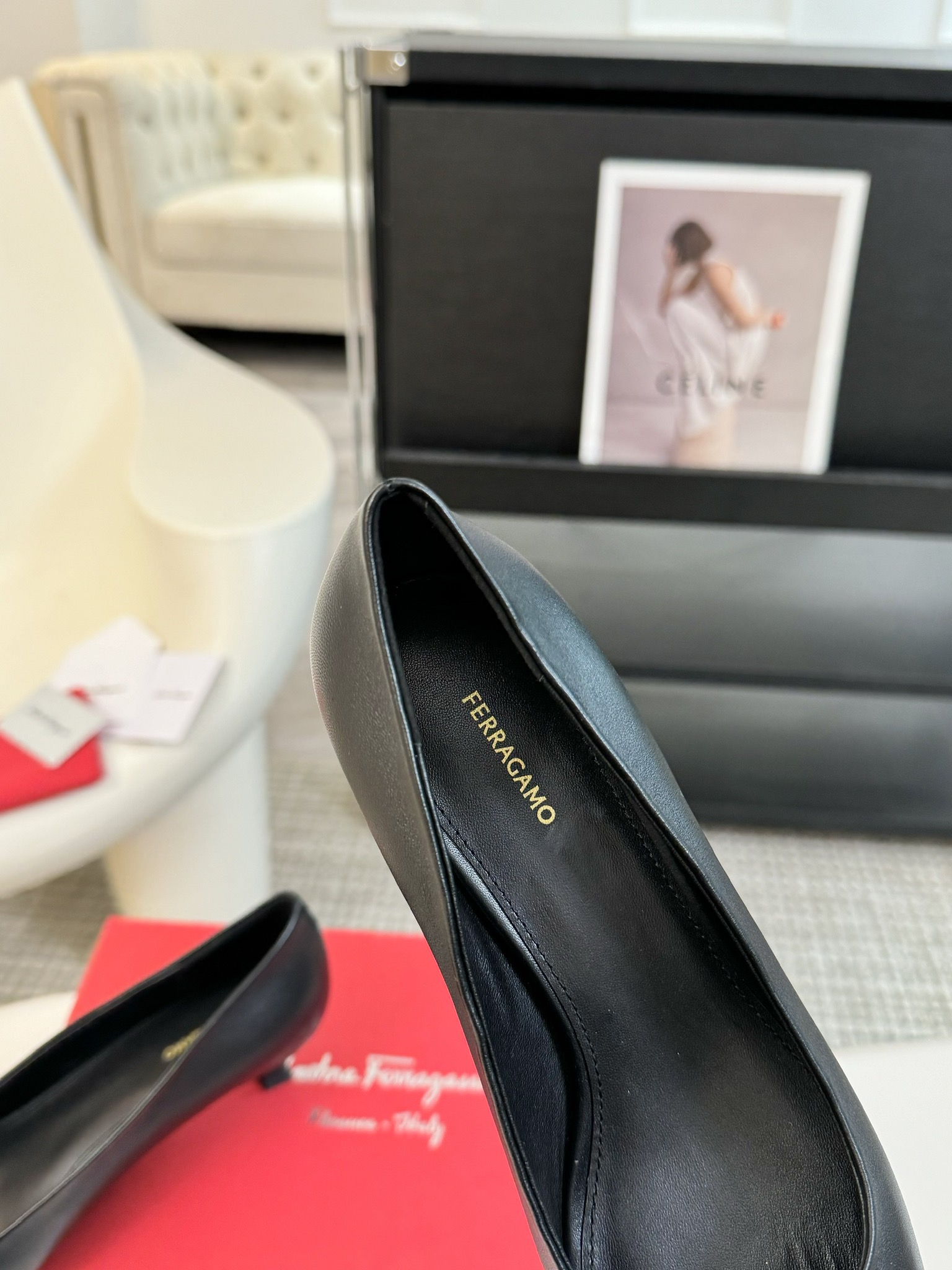 salvatoreFerragamo菲拉格慕专柜25早春系列新品标志性蝴蝶结五金扣粗跟单鞋️以双色设计重