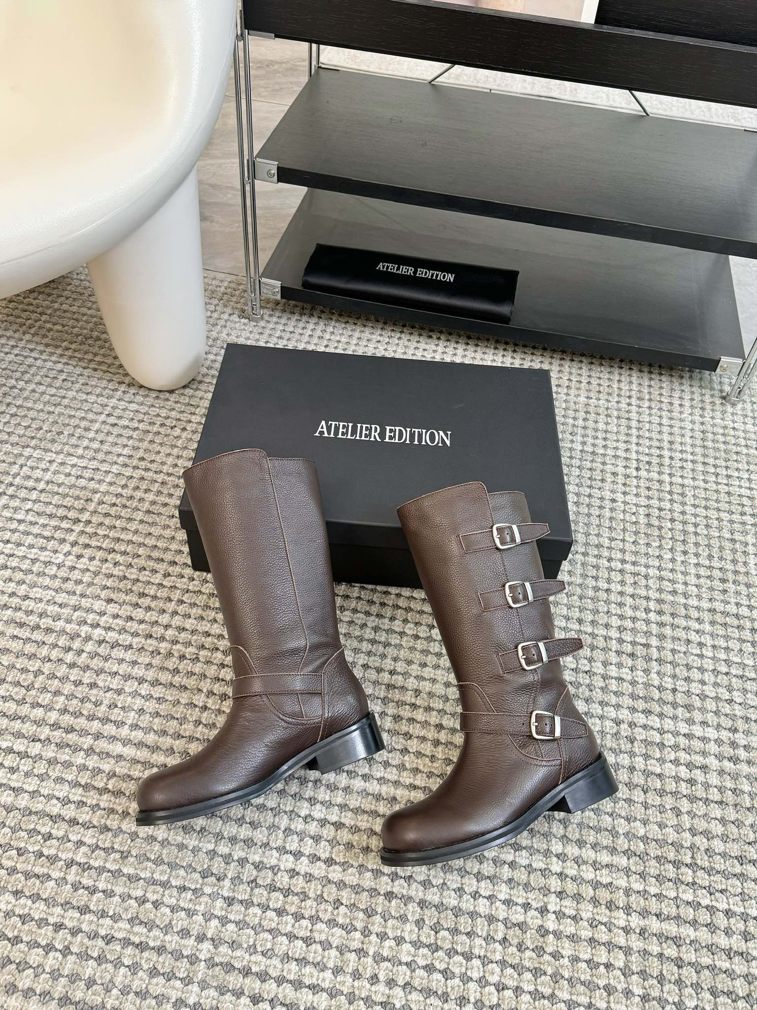 atelieredition24ss秋冬小众品牌新款中筒马丁靴又到了可以穿靴子的季节啦!使用较软的皮料可