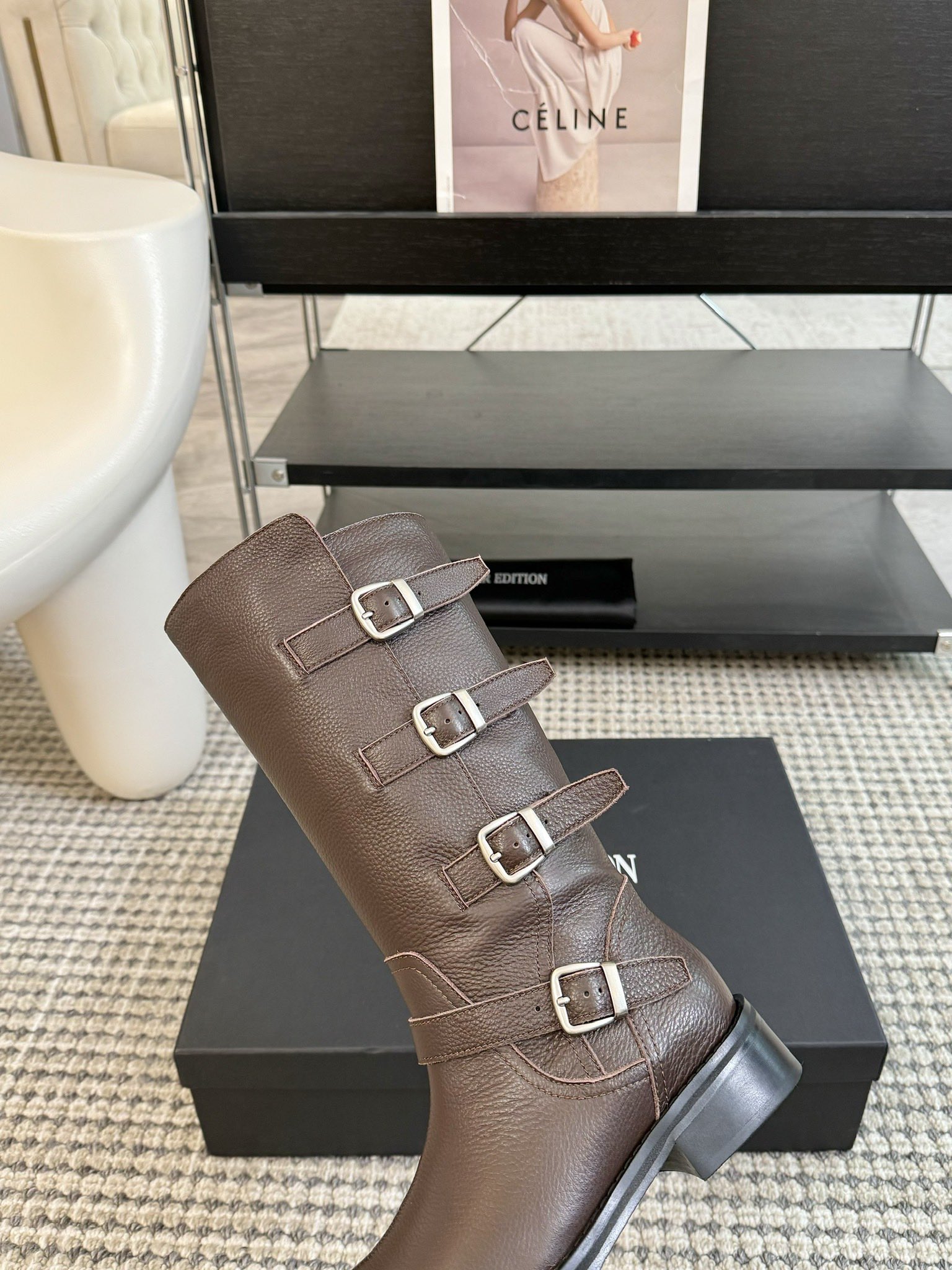 atelieredition24ss秋冬小众品牌新款中筒马丁靴又到了可以穿靴子的季节啦!使用较软的皮料可