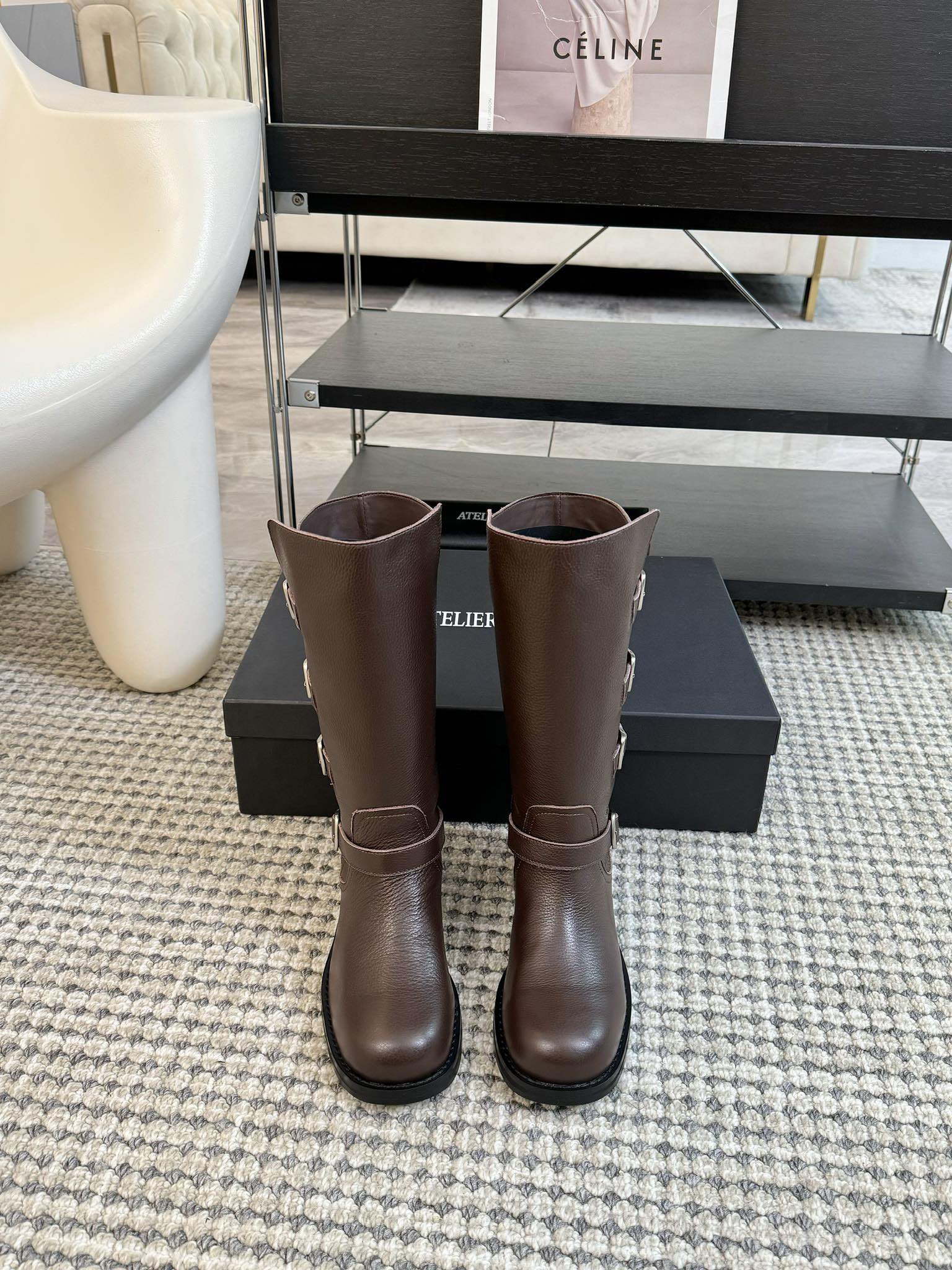 atelieredition24ss秋冬小众品牌新款中筒马丁靴又到了可以穿靴子的季节啦!使用较软的皮料可