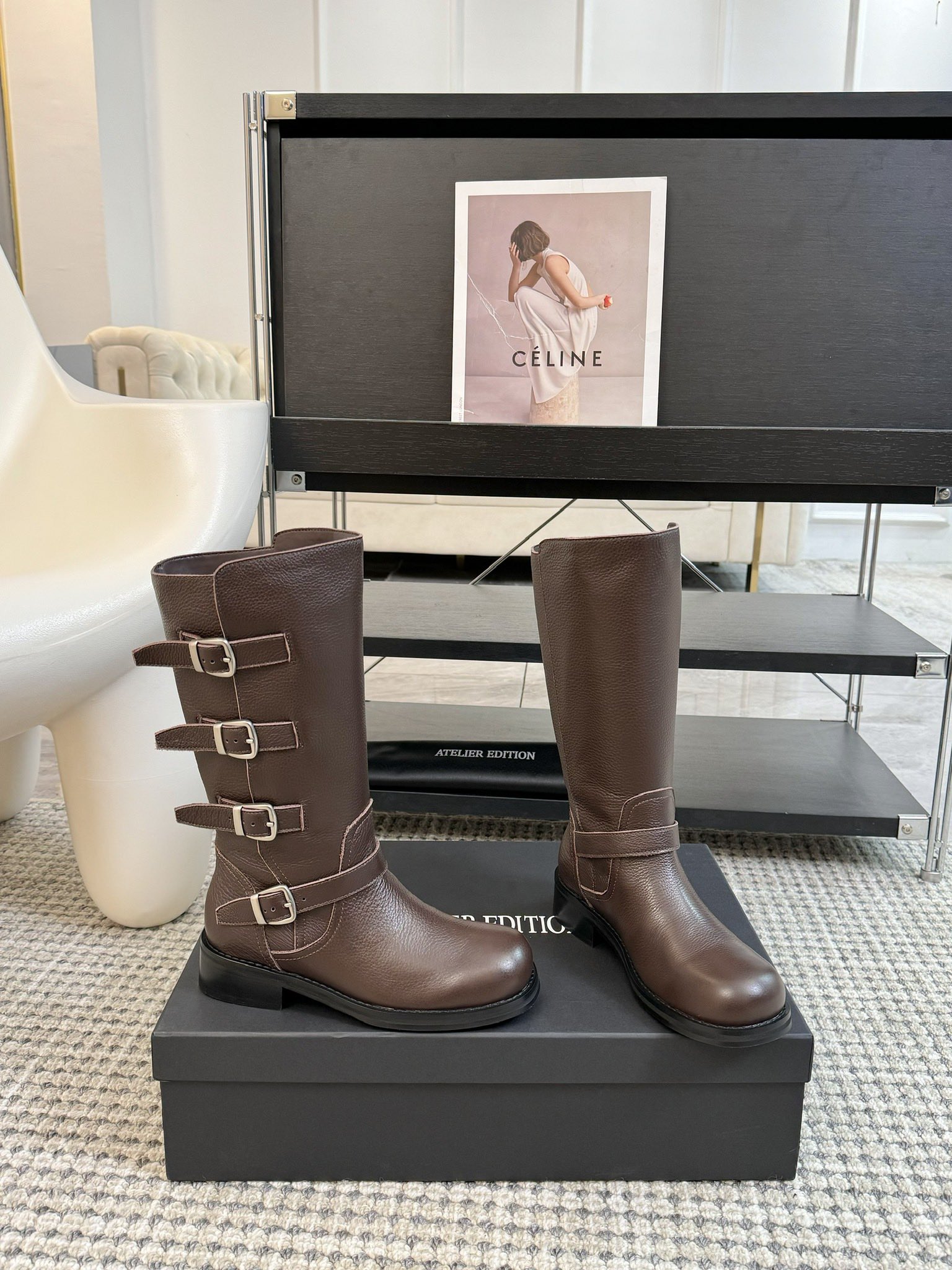 atelieredition24ss秋冬小众品牌新款中筒马丁靴又到了可以穿靴子的季节啦!使用较软的皮料可