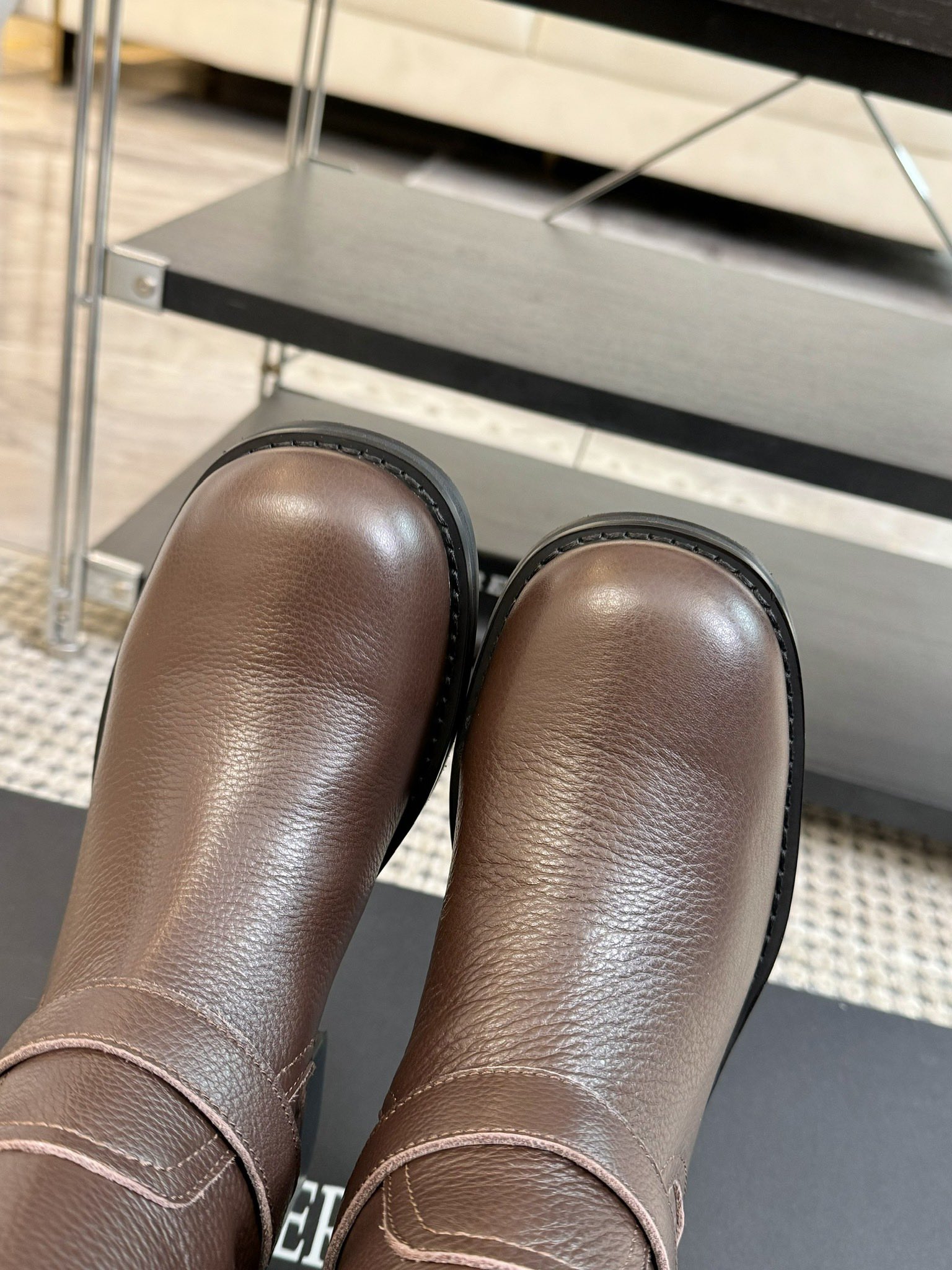 atelieredition24ss秋冬小众品牌新款中筒马丁靴又到了可以穿靴子的季节啦!使用较软的皮料可