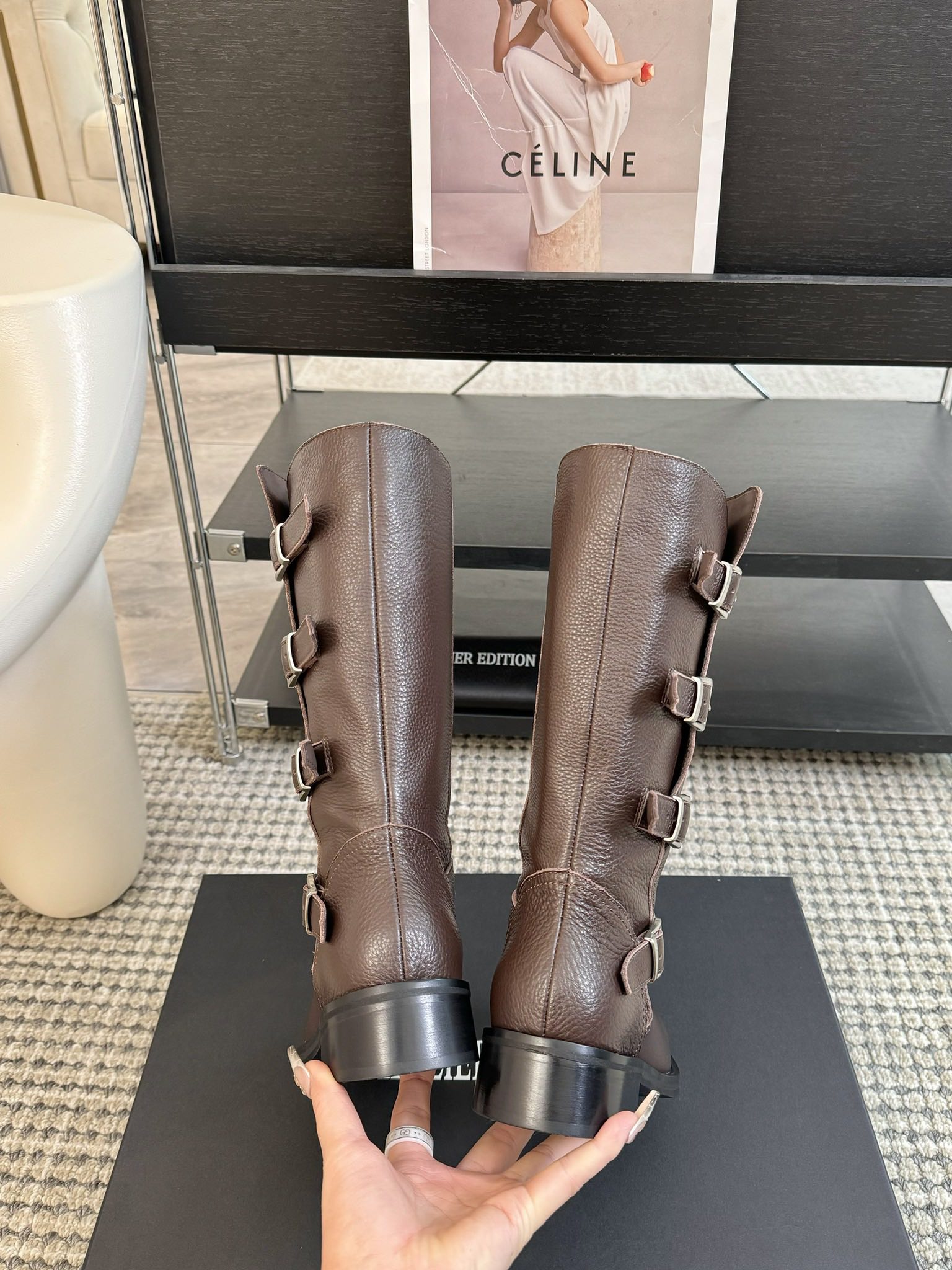 atelieredition24ss秋冬小众品牌新款中筒马丁靴又到了可以穿靴子的季节啦!使用较软的皮料可