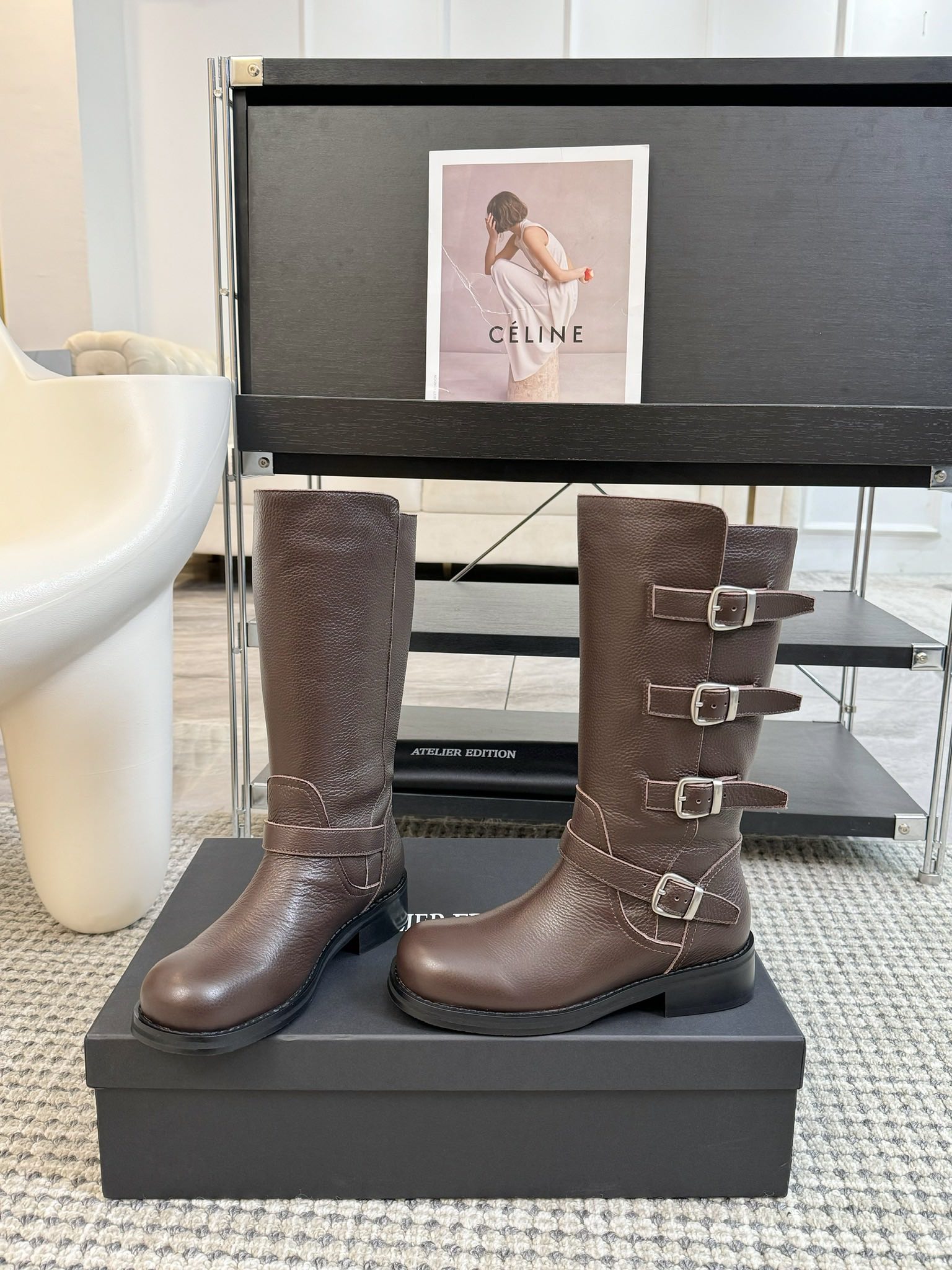 atelieredition24ss秋冬小众品牌新款中筒马丁靴又到了可以穿靴子的季节啦!使用较软的皮料可