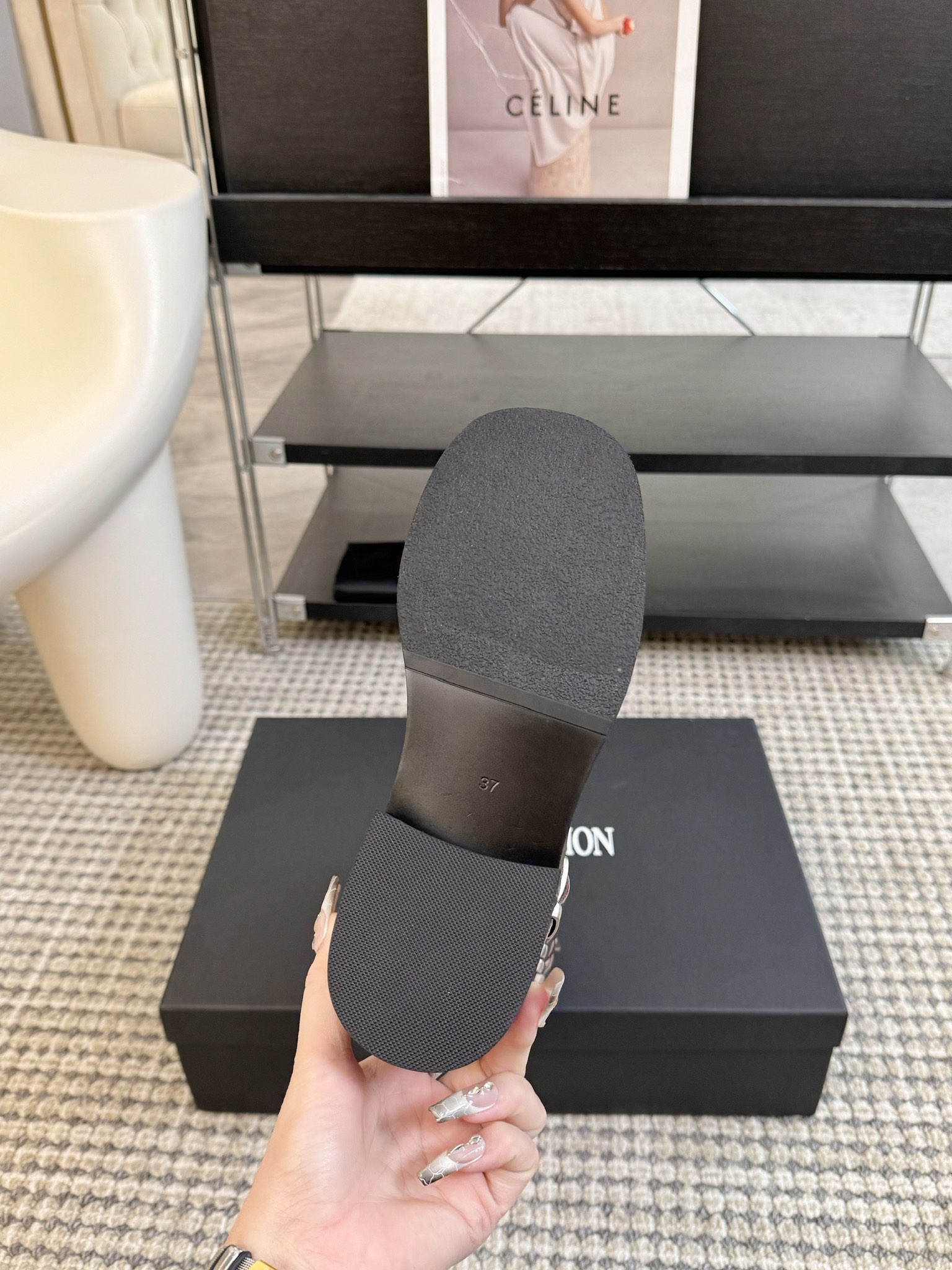 atelieredition24ss秋冬小众品牌新款中筒马丁靴又到了可以穿靴子的季节啦!使用较软的皮料可