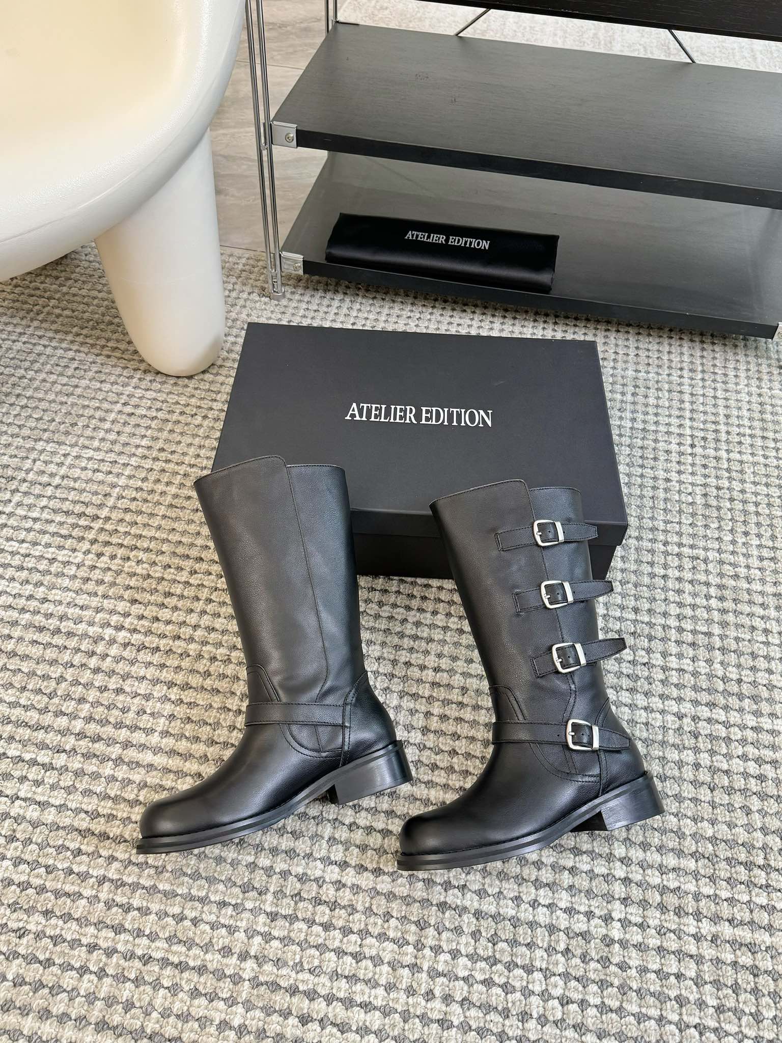 atelieredition24ss秋冬小众品牌新款中筒马丁靴又到了可以穿靴子的季节啦!使用较软的皮料可