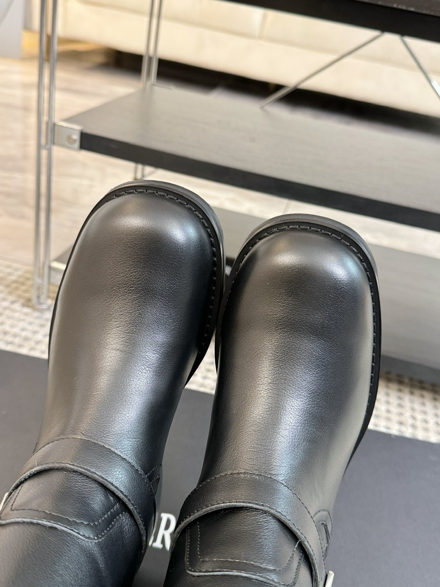 atelieredition24ss秋冬小众品牌新款中筒马丁靴又到了可以穿靴子的季节啦!使用较软的皮料可