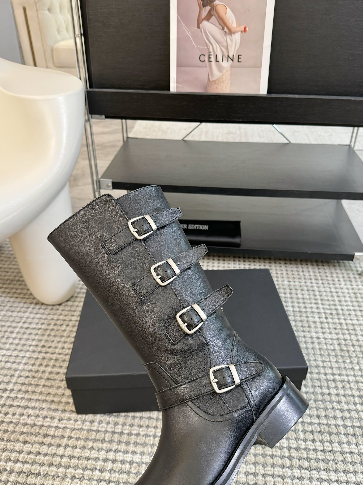 atelieredition24ss秋冬小众品牌新款中筒马丁靴又到了可以穿靴子的季节啦!使用较软的皮料可