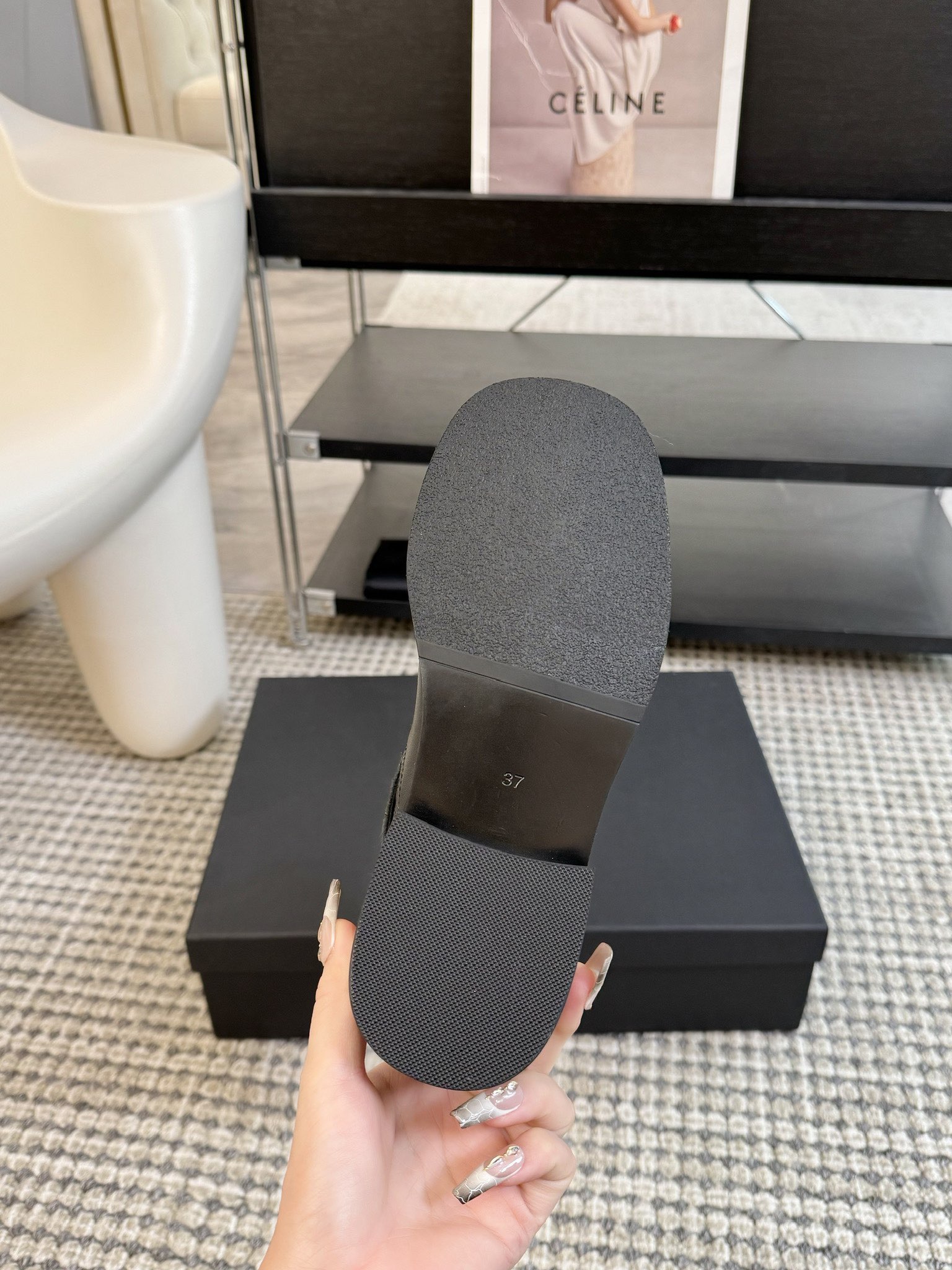 atelieredition24ss秋冬小众品牌新款中筒马丁靴又到了可以穿靴子的季节啦!使用较软的皮料可