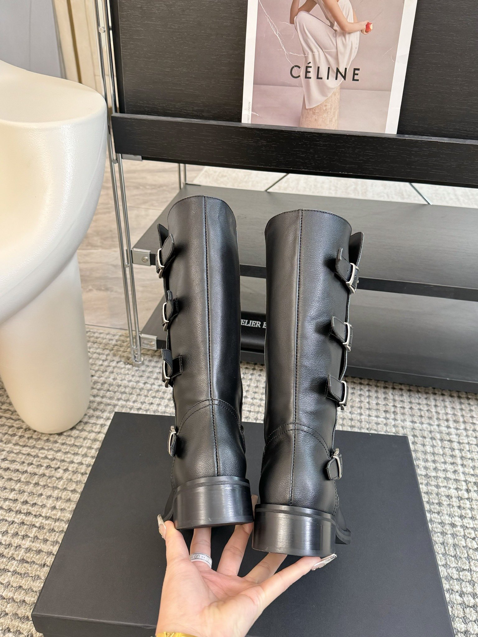 atelieredition24ss秋冬小众品牌新款中筒马丁靴又到了可以穿靴子的季节啦!使用较软的皮料可