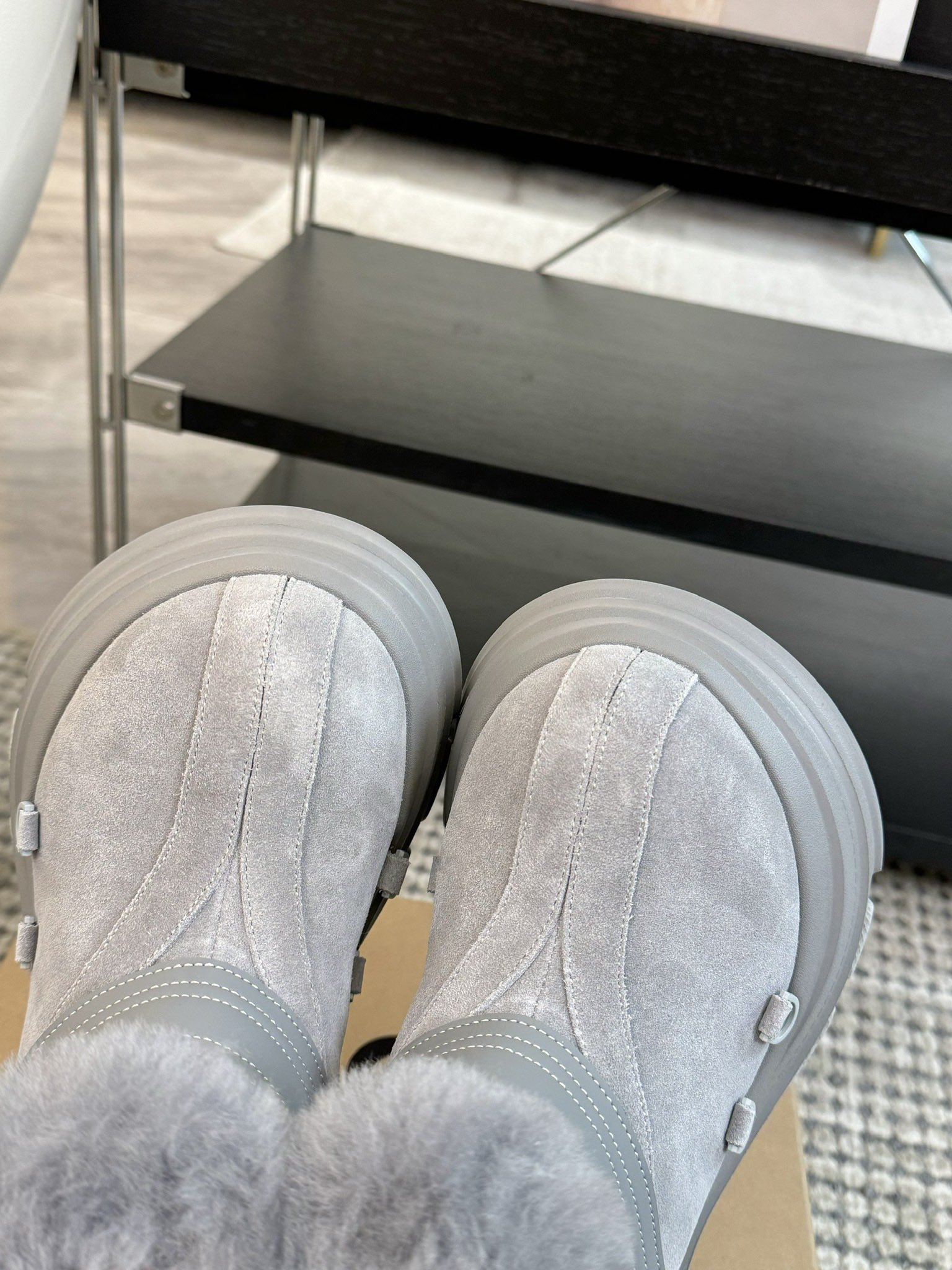 #秋冬新款雪地靴系列明星同款！刷爆小红书超级软糯糯延续经典大头设计圆弧形鞋头有足够的空间伸展贴合脚型采用