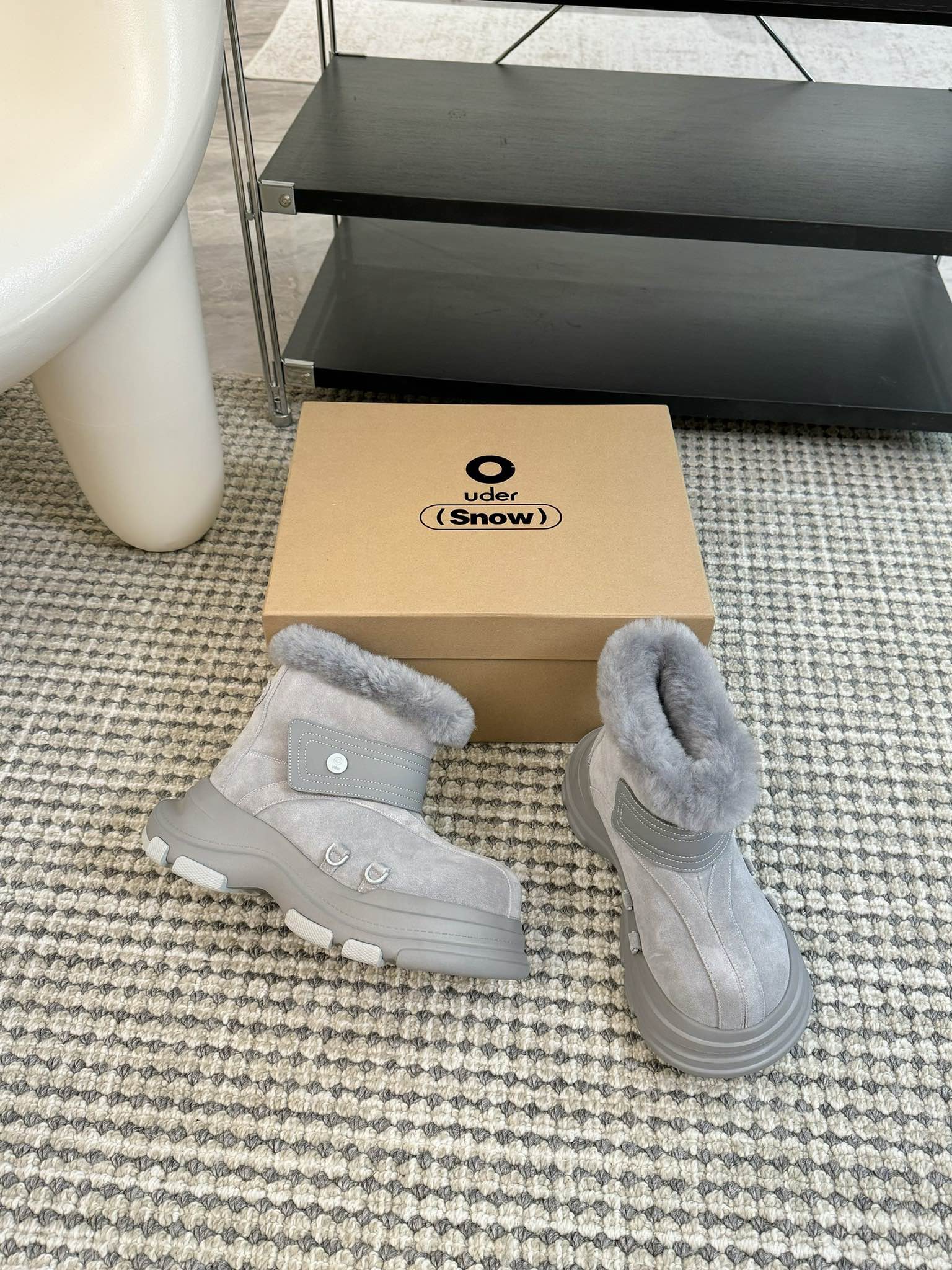 #秋冬新款雪地靴系列明星同款！刷爆小红书超级软糯糯延续经典大头设计圆弧形鞋头有足够的空间伸展贴合脚型采用