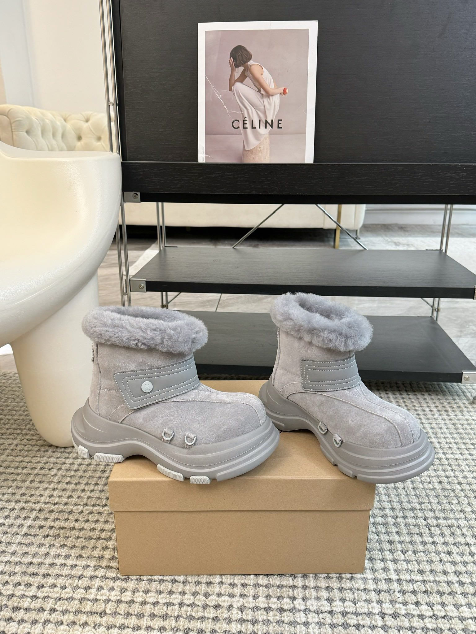 #秋冬新款雪地靴系列明星同款！刷爆小红书超级软糯糯延续经典大头设计圆弧形鞋头有足够的空间伸展贴合脚型采用