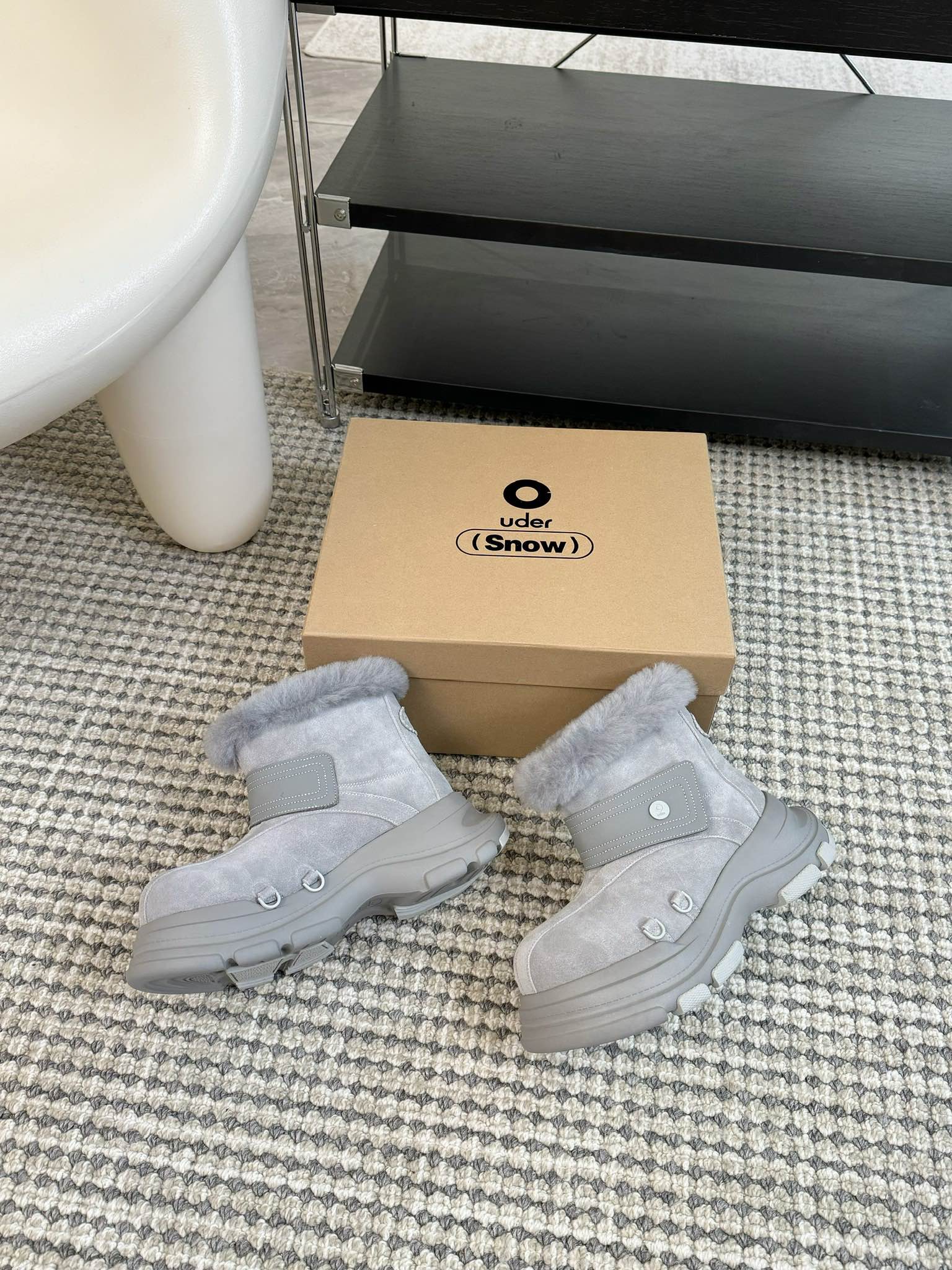 #秋冬新款雪地靴系列明星同款！刷爆小红书超级软糯糯延续经典大头设计圆弧形鞋头有足够的空间伸展贴合脚型采用