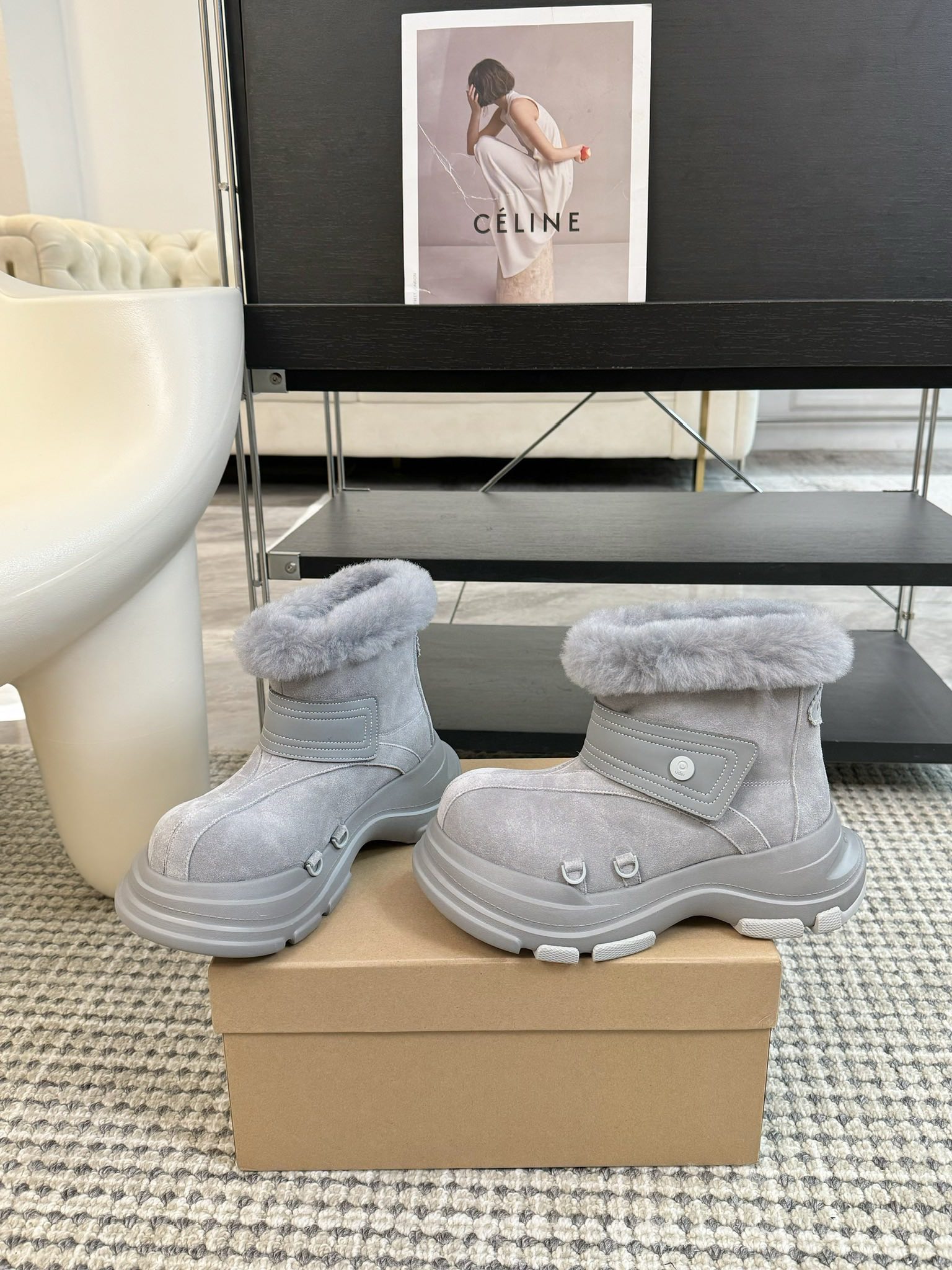 #秋冬新款雪地靴系列明星同款！刷爆小红书超级软糯糯延续经典大头设计圆弧形鞋头有足够的空间伸展贴合脚型采用