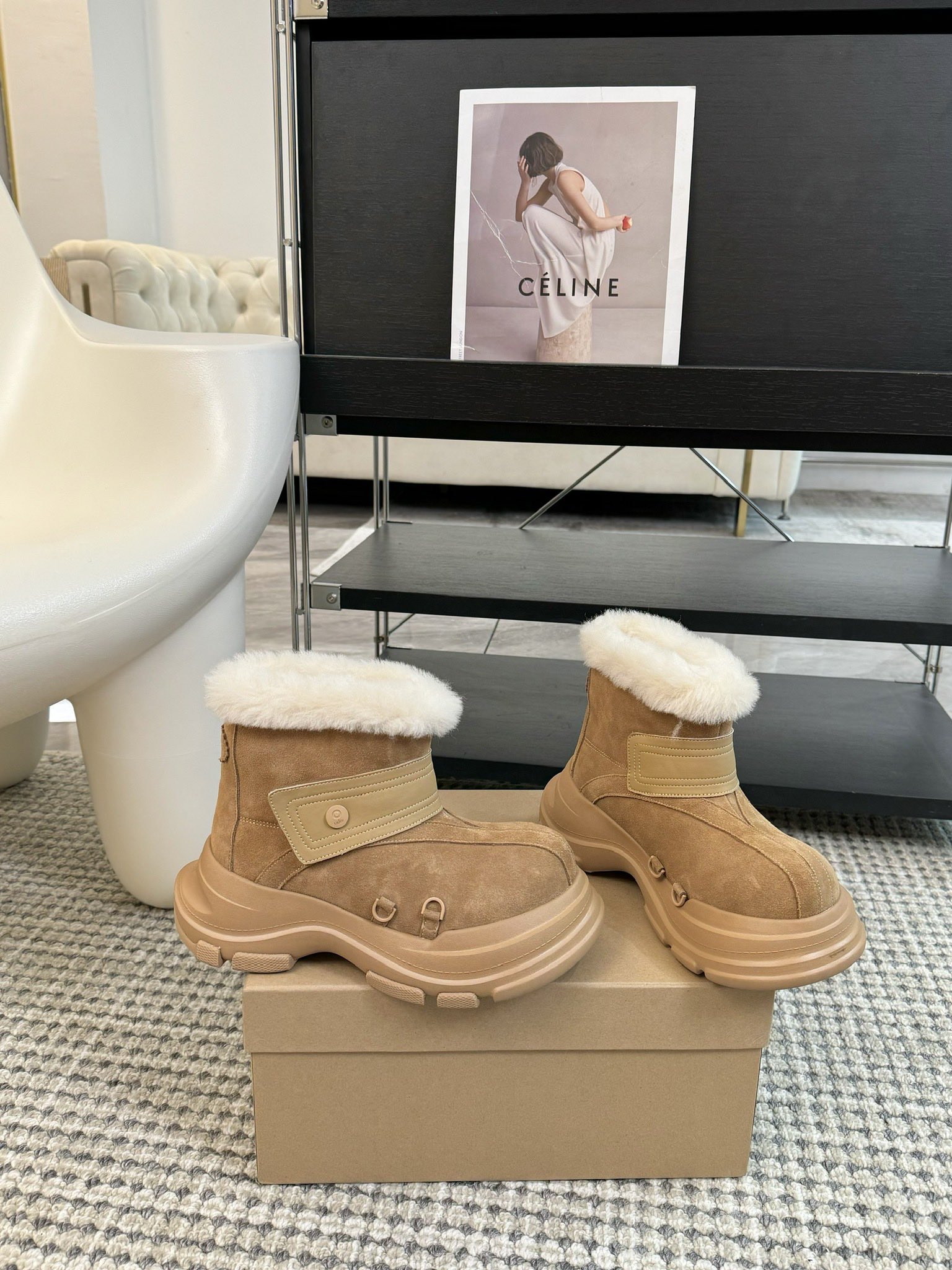 #秋冬新款雪地靴系列明星同款！刷爆小红书超级软糯糯延续经典大头设计圆弧形鞋头有足够的空间伸展贴合脚型采用