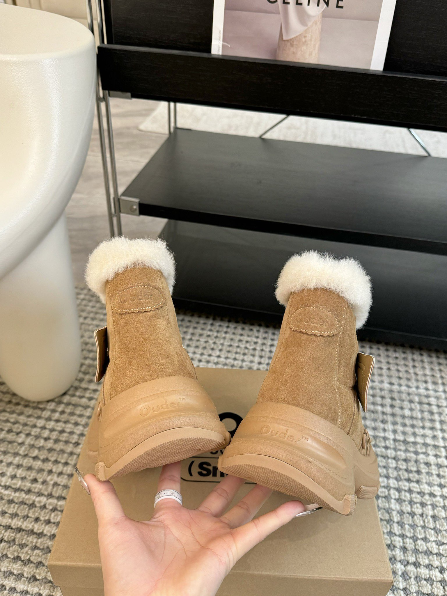 #秋冬新款雪地靴系列明星同款！刷爆小红书超级软糯糯延续经典大头设计圆弧形鞋头有足够的空间伸展贴合脚型采用