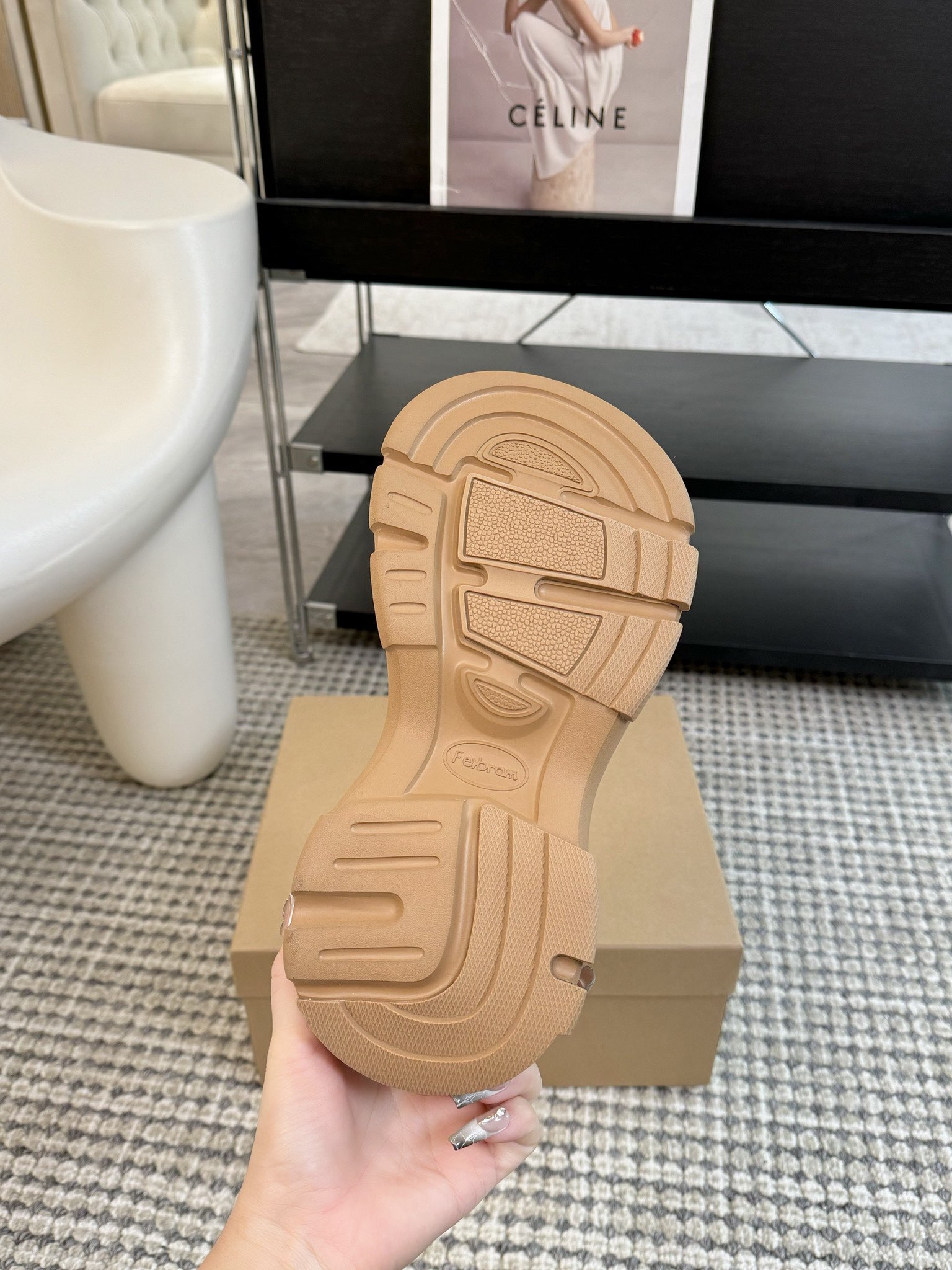 #秋冬新款雪地靴系列明星同款！刷爆小红书超级软糯糯延续经典大头设计圆弧形鞋头有足够的空间伸展贴合脚型采用