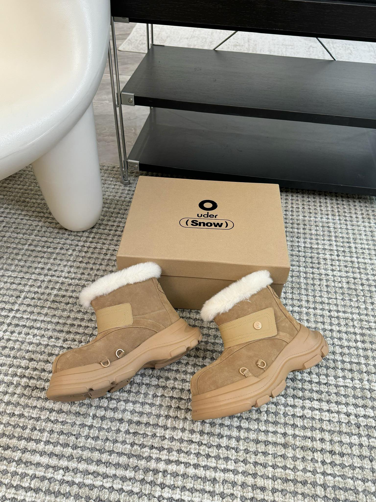 #秋冬新款雪地靴系列明星同款！刷爆小红书超级软糯糯延续经典大头设计圆弧形鞋头有足够的空间伸展贴合脚型采用