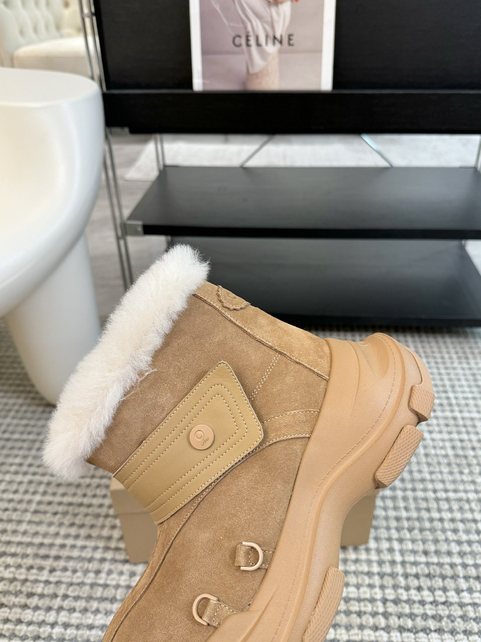 #秋冬新款雪地靴系列明星同款！刷爆小红书超级软糯糯延续经典大头设计圆弧形鞋头有足够的空间伸展贴合脚型采用