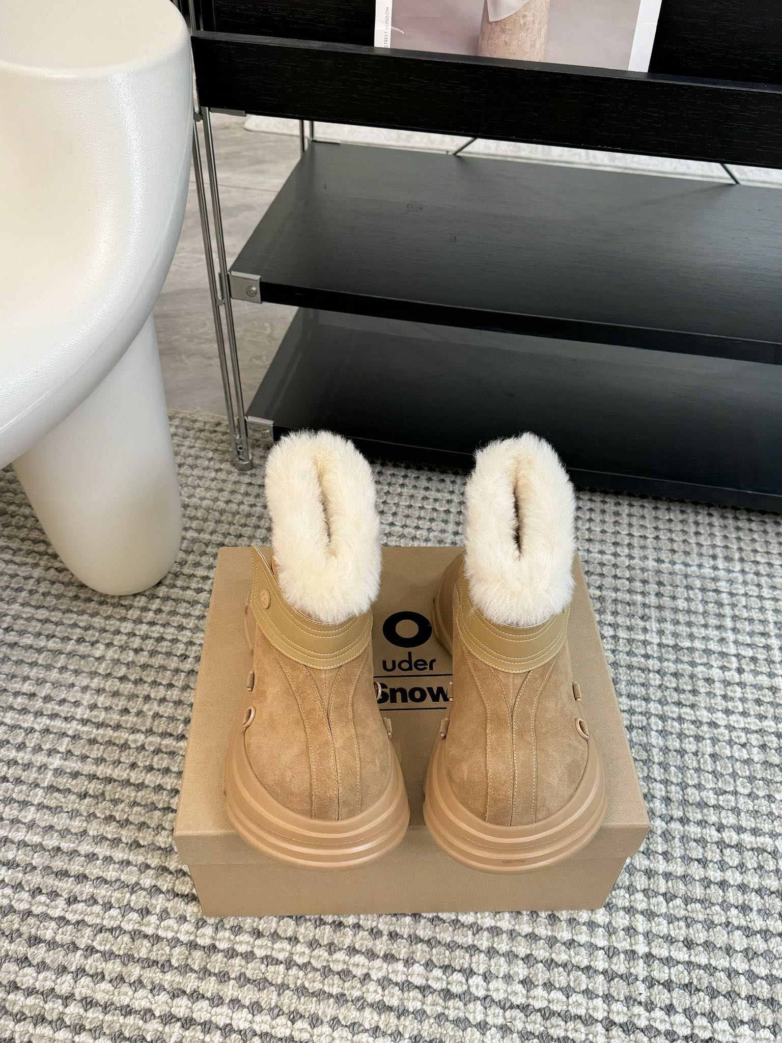 #秋冬新款雪地靴系列明星同款！刷爆小红书超级软糯糯延续经典大头设计圆弧形鞋头有足够的空间伸展贴合脚型采用