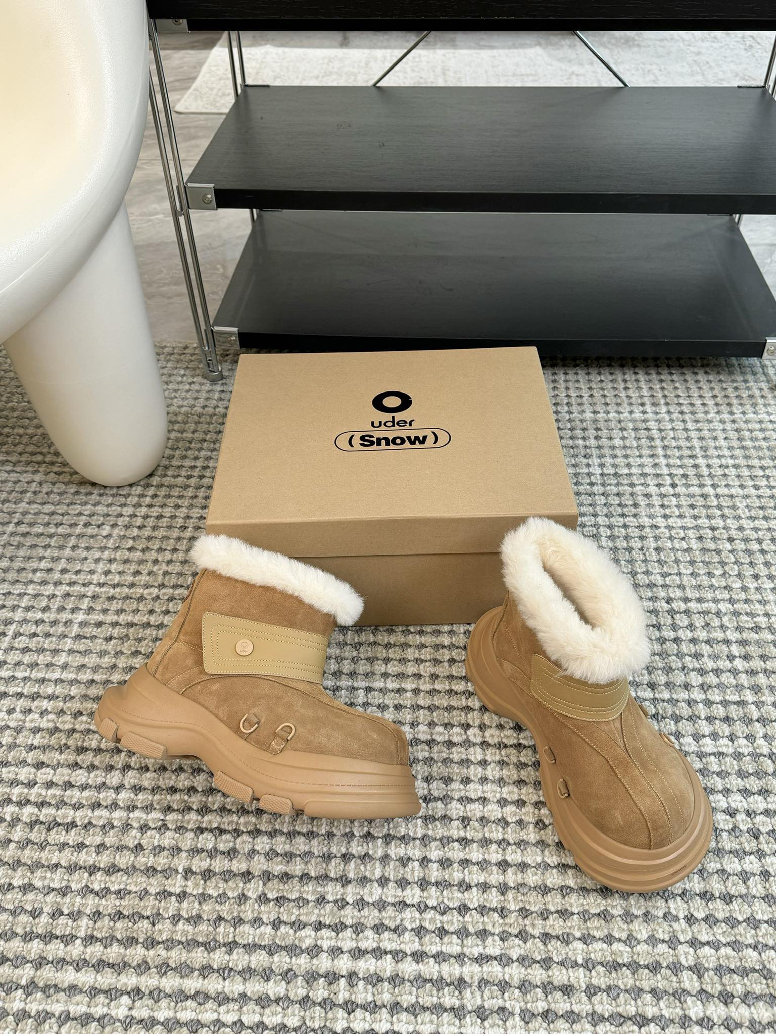 #秋冬新款雪地靴系列明星同款！刷爆小红书超级软糯糯延续经典大头设计圆弧形鞋头有足够的空间伸展贴合脚型采用