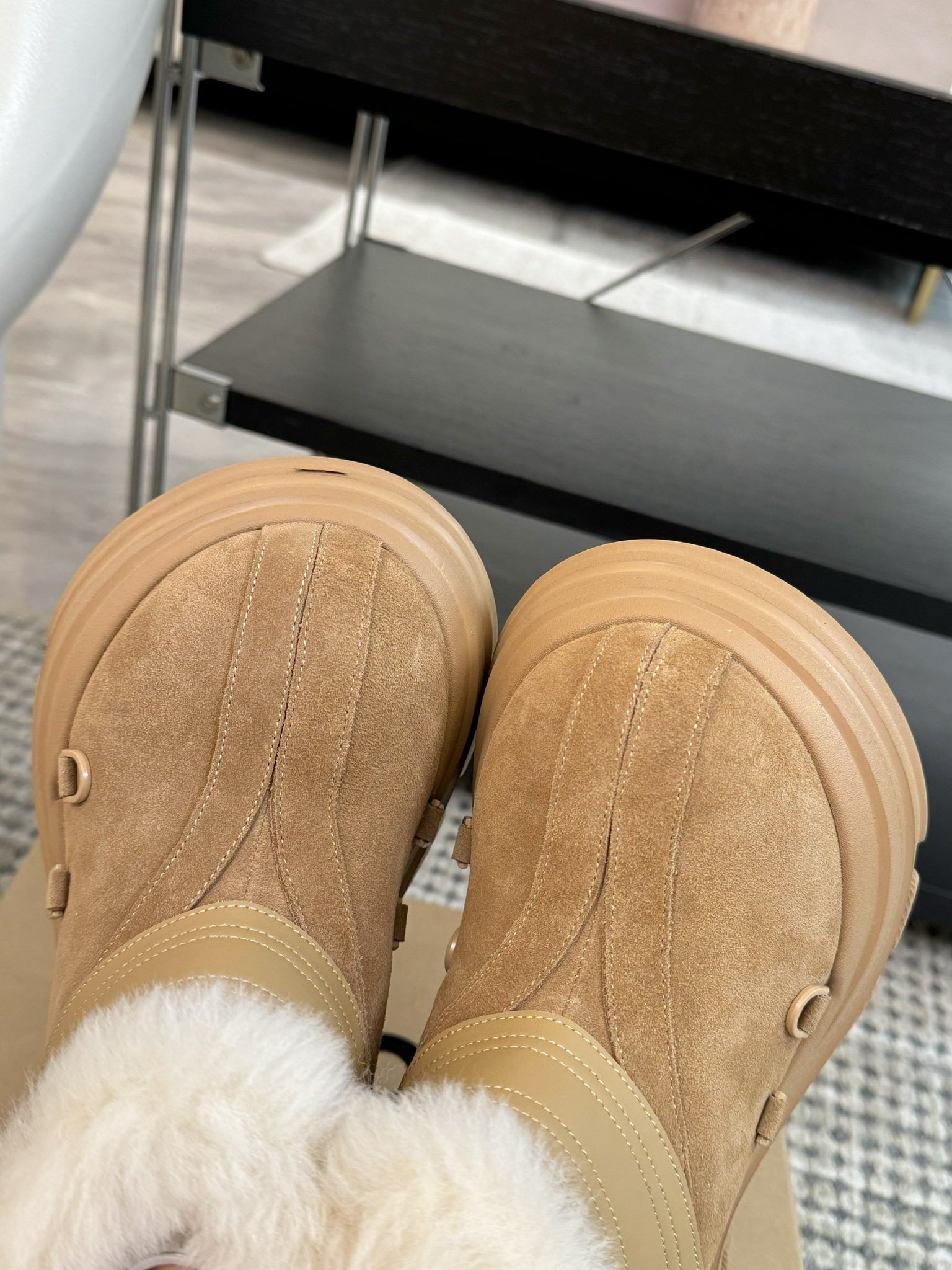 #秋冬新款雪地靴系列明星同款！刷爆小红书超级软糯糯延续经典大头设计圆弧形鞋头有足够的空间伸展贴合脚型采用