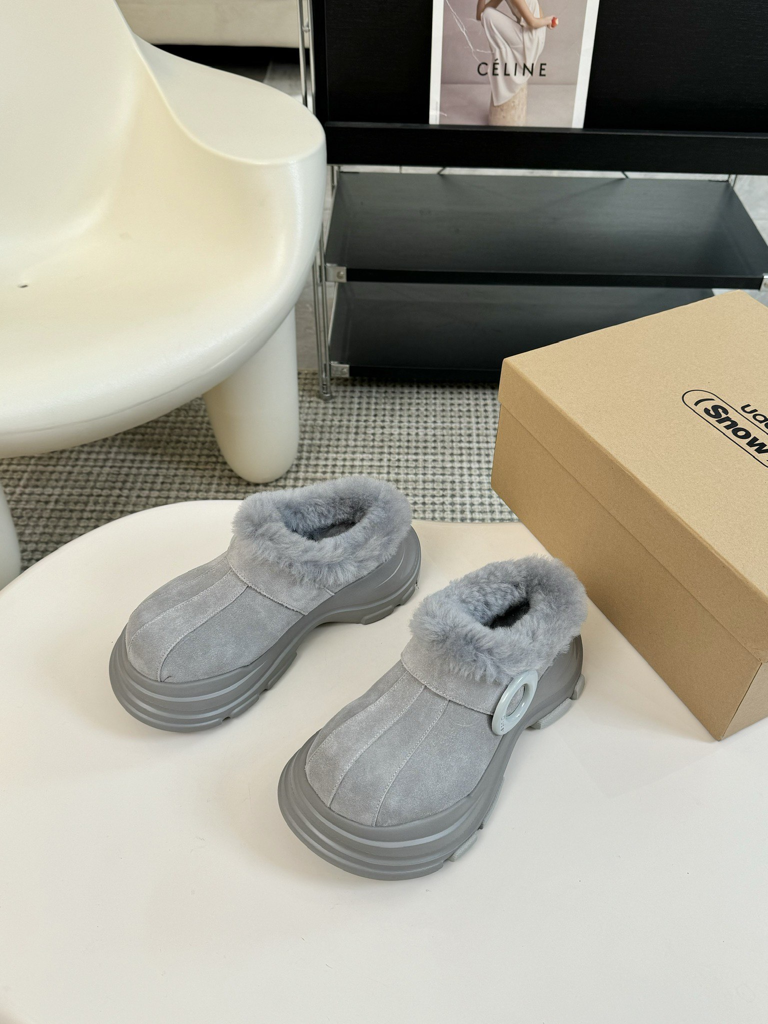 #秋冬新款雪地靴系列明星同款！刷爆小红书超级软糯糯延续经典大头设计圆弧形鞋头有足够的空间伸展贴合脚型采用