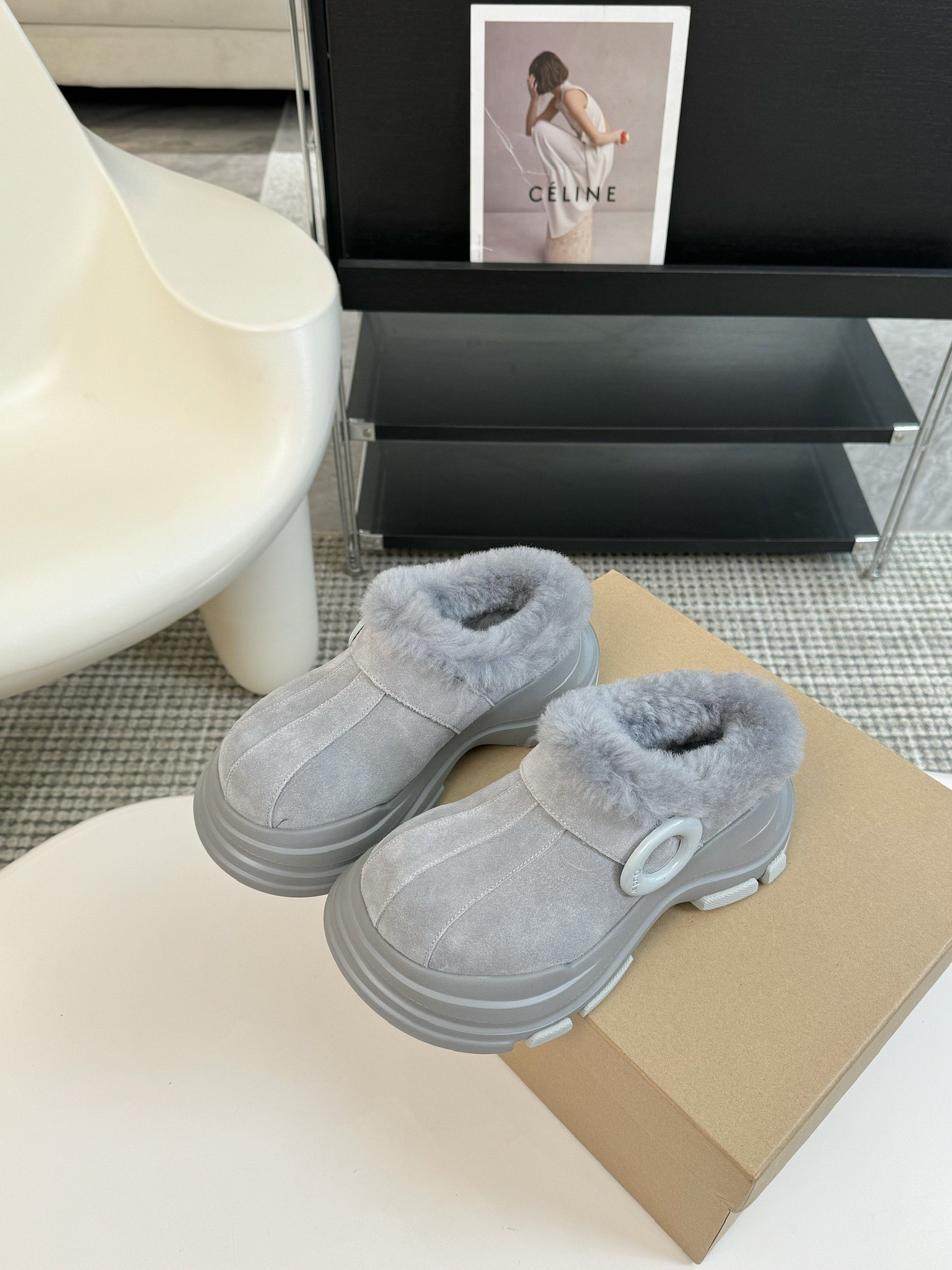 #秋冬新款雪地靴系列明星同款！刷爆小红书超级软糯糯延续经典大头设计圆弧形鞋头有足够的空间伸展贴合脚型采用