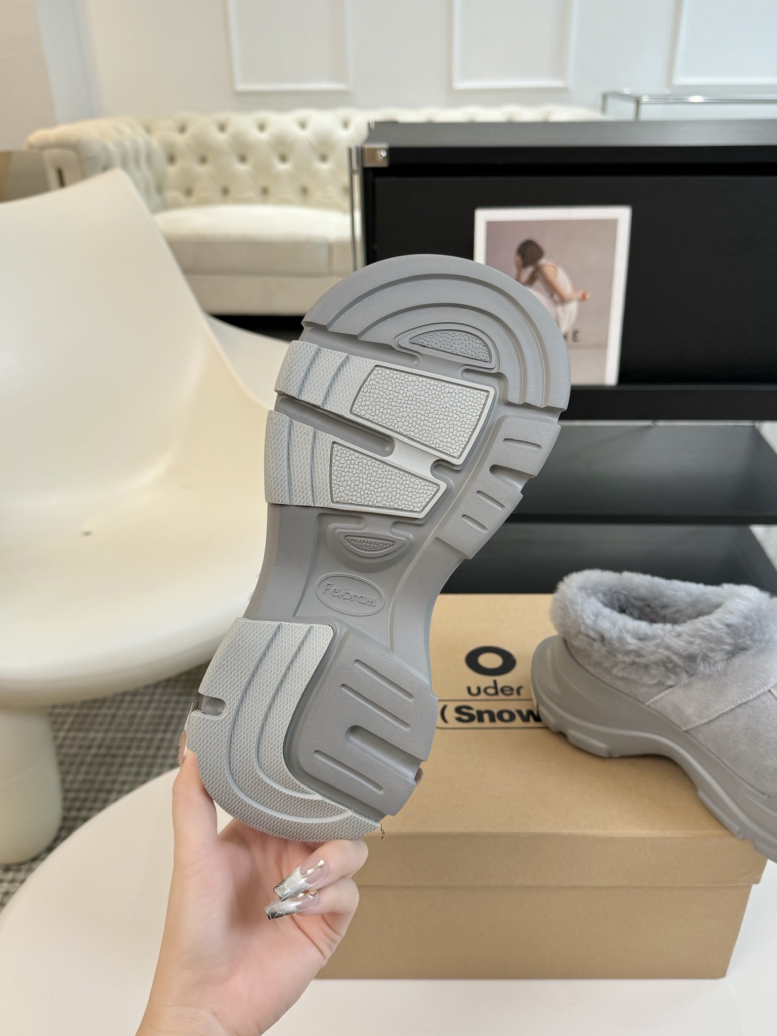 #秋冬新款雪地靴系列明星同款！刷爆小红书超级软糯糯延续经典大头设计圆弧形鞋头有足够的空间伸展贴合脚型采用