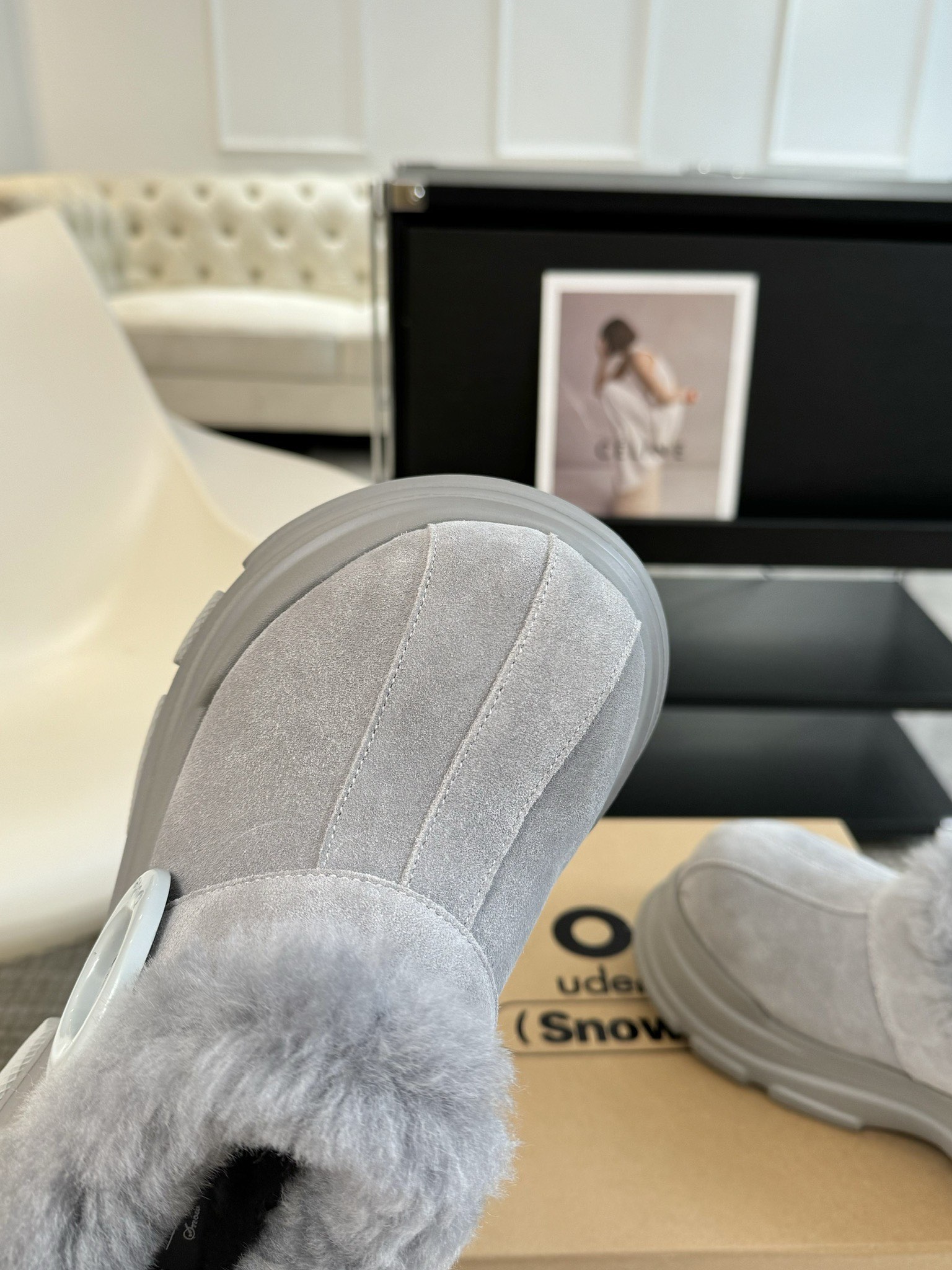 #秋冬新款雪地靴系列明星同款！刷爆小红书超级软糯糯延续经典大头设计圆弧形鞋头有足够的空间伸展贴合脚型采用