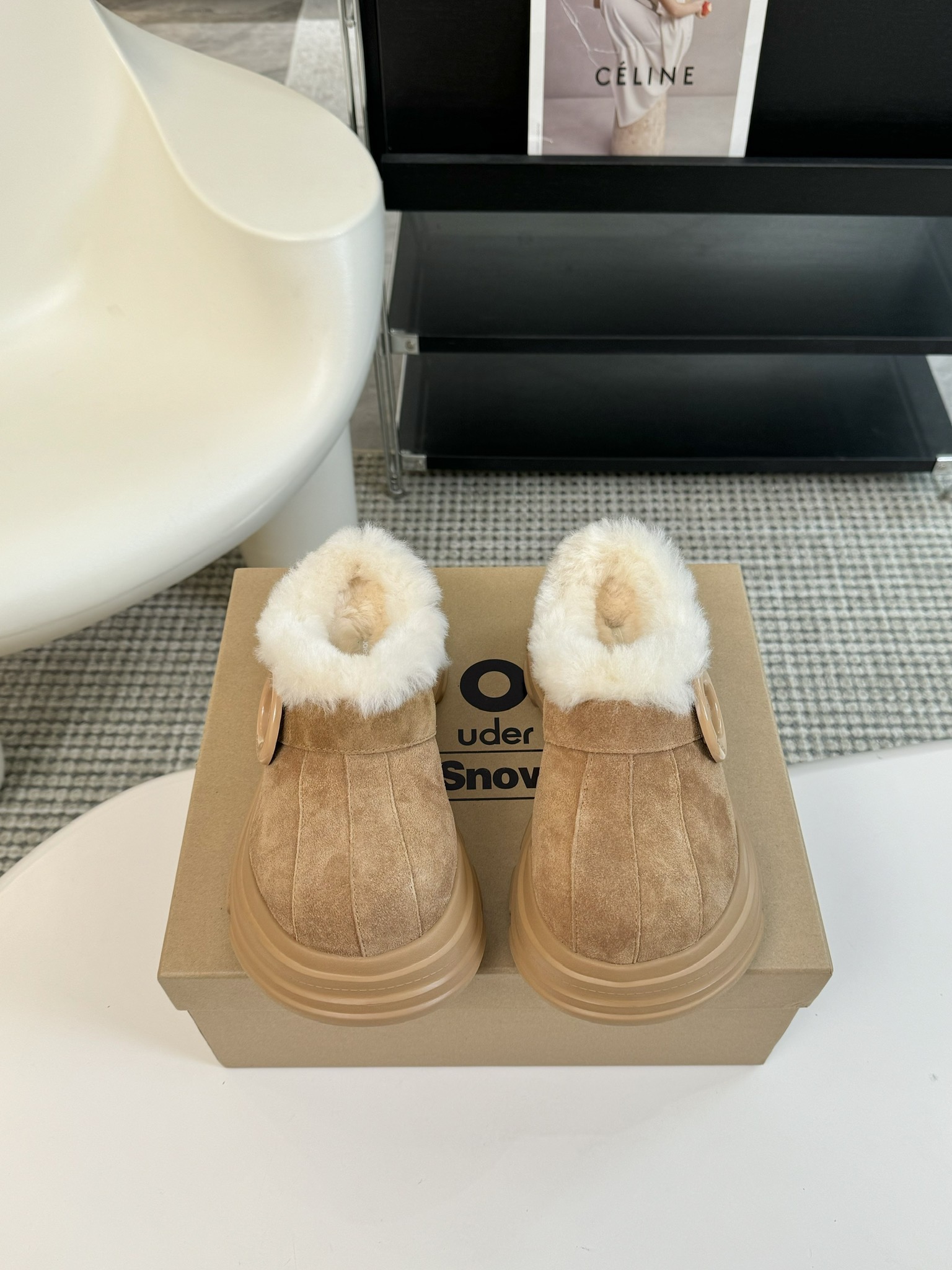 #秋冬新款雪地靴系列明星同款！刷爆小红书超级软糯糯延续经典大头设计圆弧形鞋头有足够的空间伸展贴合脚型采用