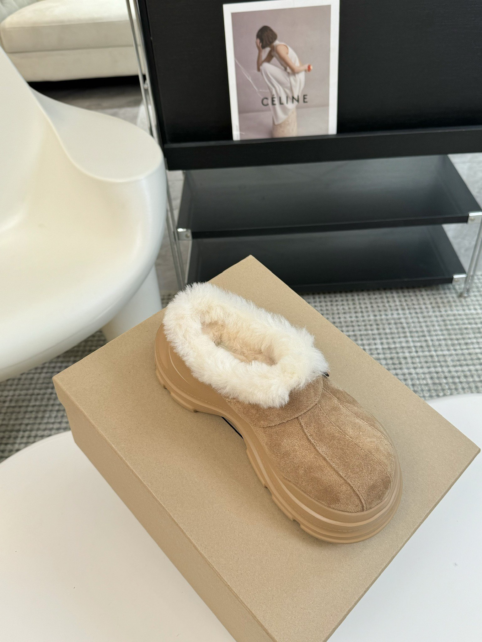 #秋冬新款雪地靴系列明星同款！刷爆小红书超级软糯糯延续经典大头设计圆弧形鞋头有足够的空间伸展贴合脚型采用