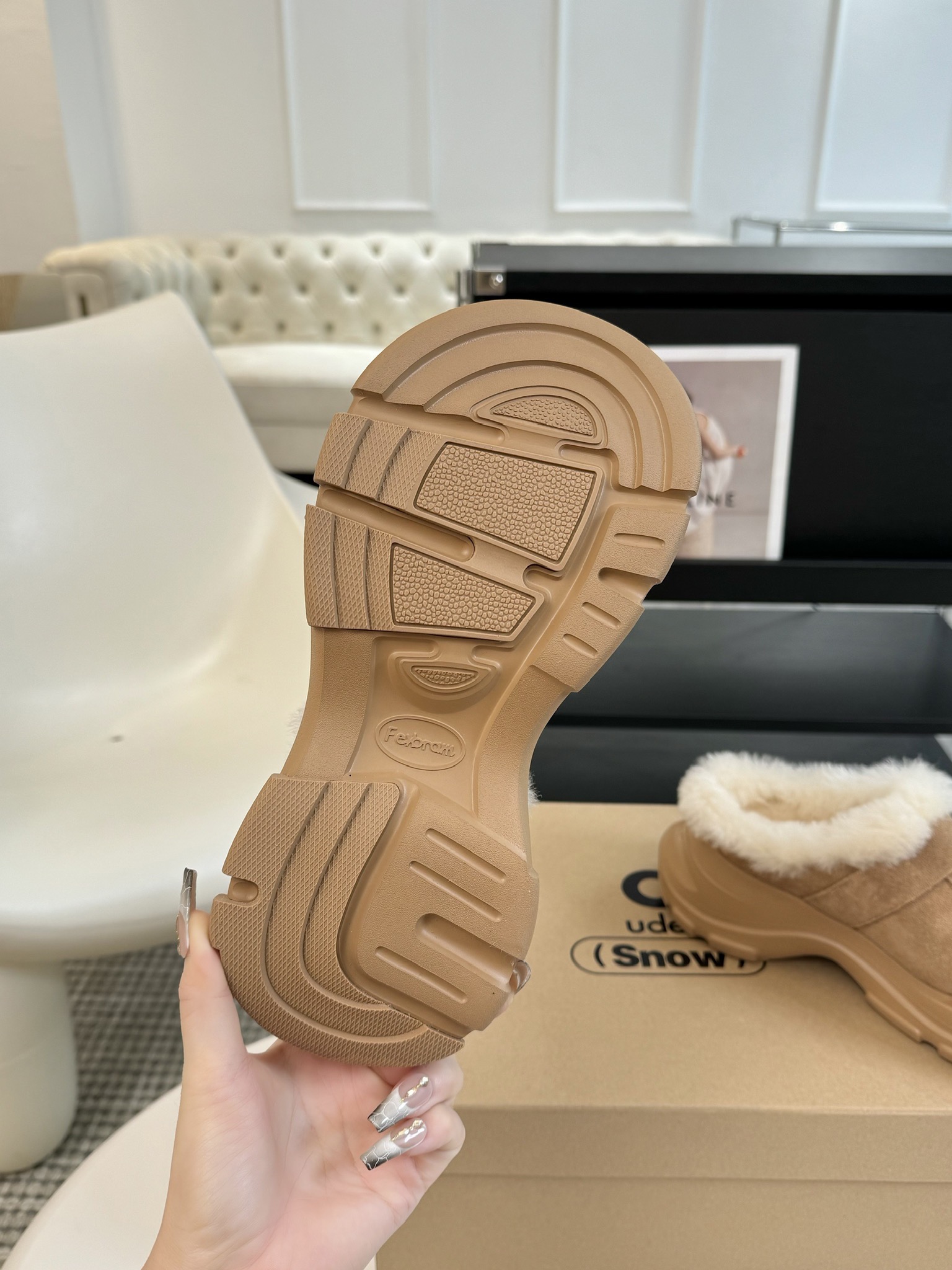 #秋冬新款雪地靴系列明星同款！刷爆小红书超级软糯糯延续经典大头设计圆弧形鞋头有足够的空间伸展贴合脚型采用