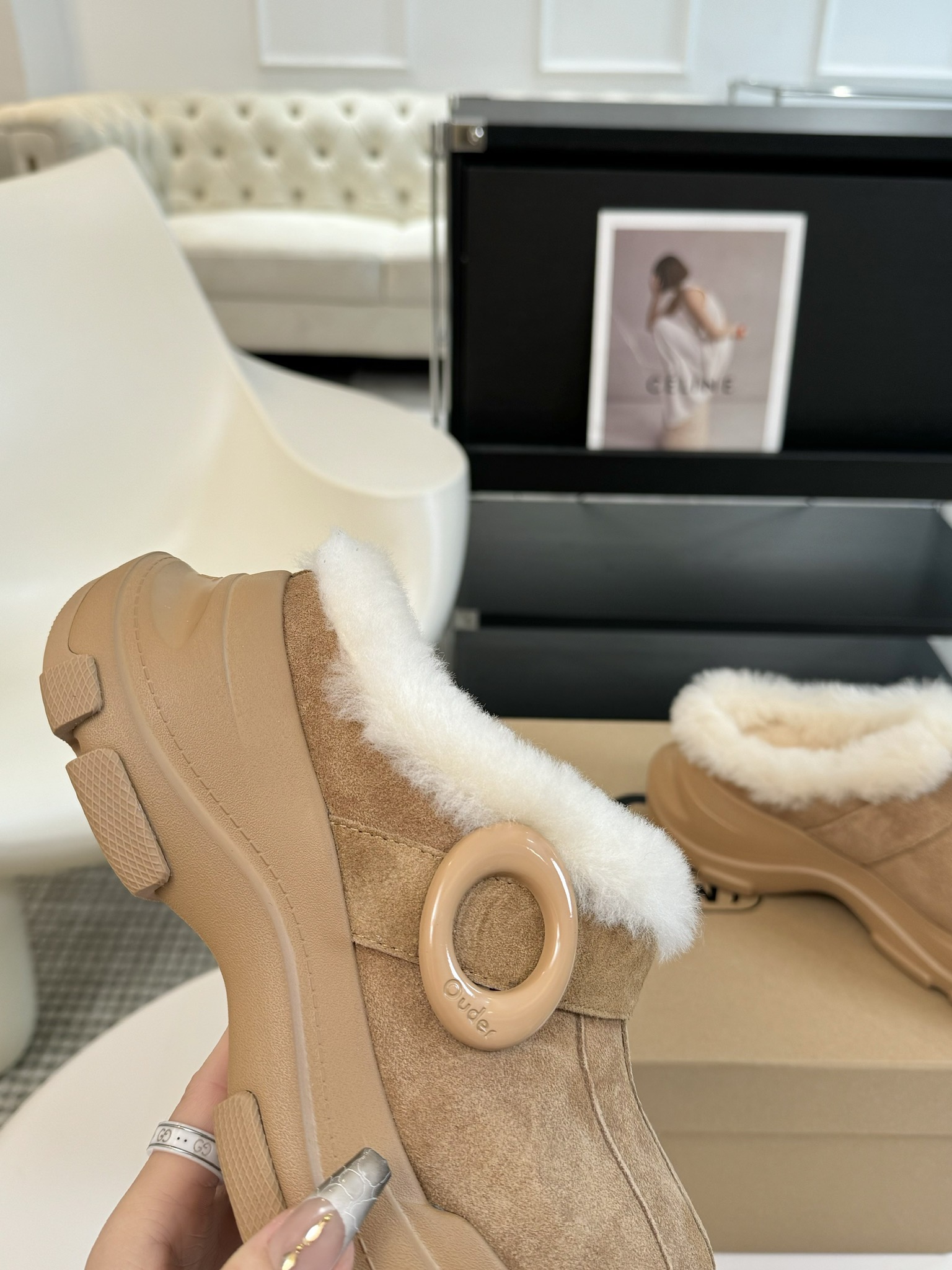 #秋冬新款雪地靴系列明星同款！刷爆小红书超级软糯糯延续经典大头设计圆弧形鞋头有足够的空间伸展贴合脚型采用