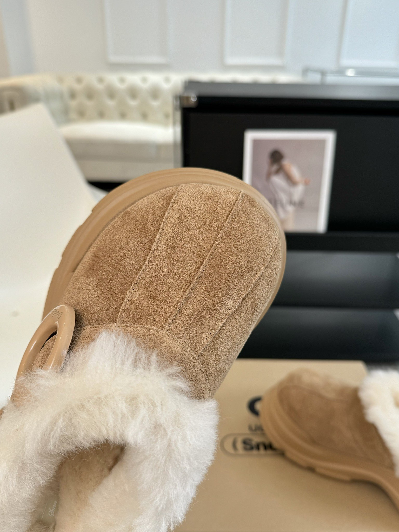 #秋冬新款雪地靴系列明星同款！刷爆小红书超级软糯糯延续经典大头设计圆弧形鞋头有足够的空间伸展贴合脚型采用