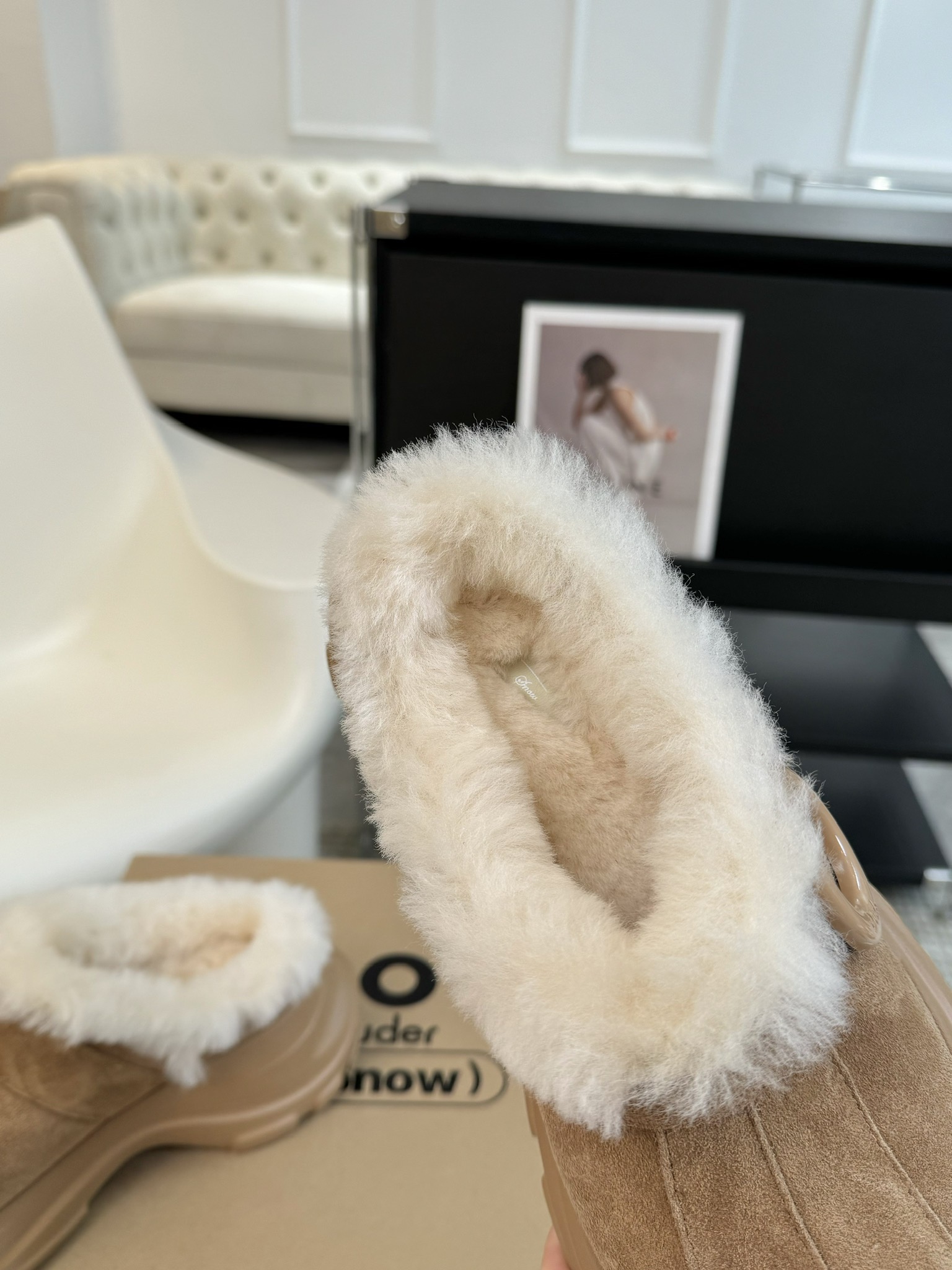 #秋冬新款雪地靴系列明星同款！刷爆小红书超级软糯糯延续经典大头设计圆弧形鞋头有足够的空间伸展贴合脚型采用